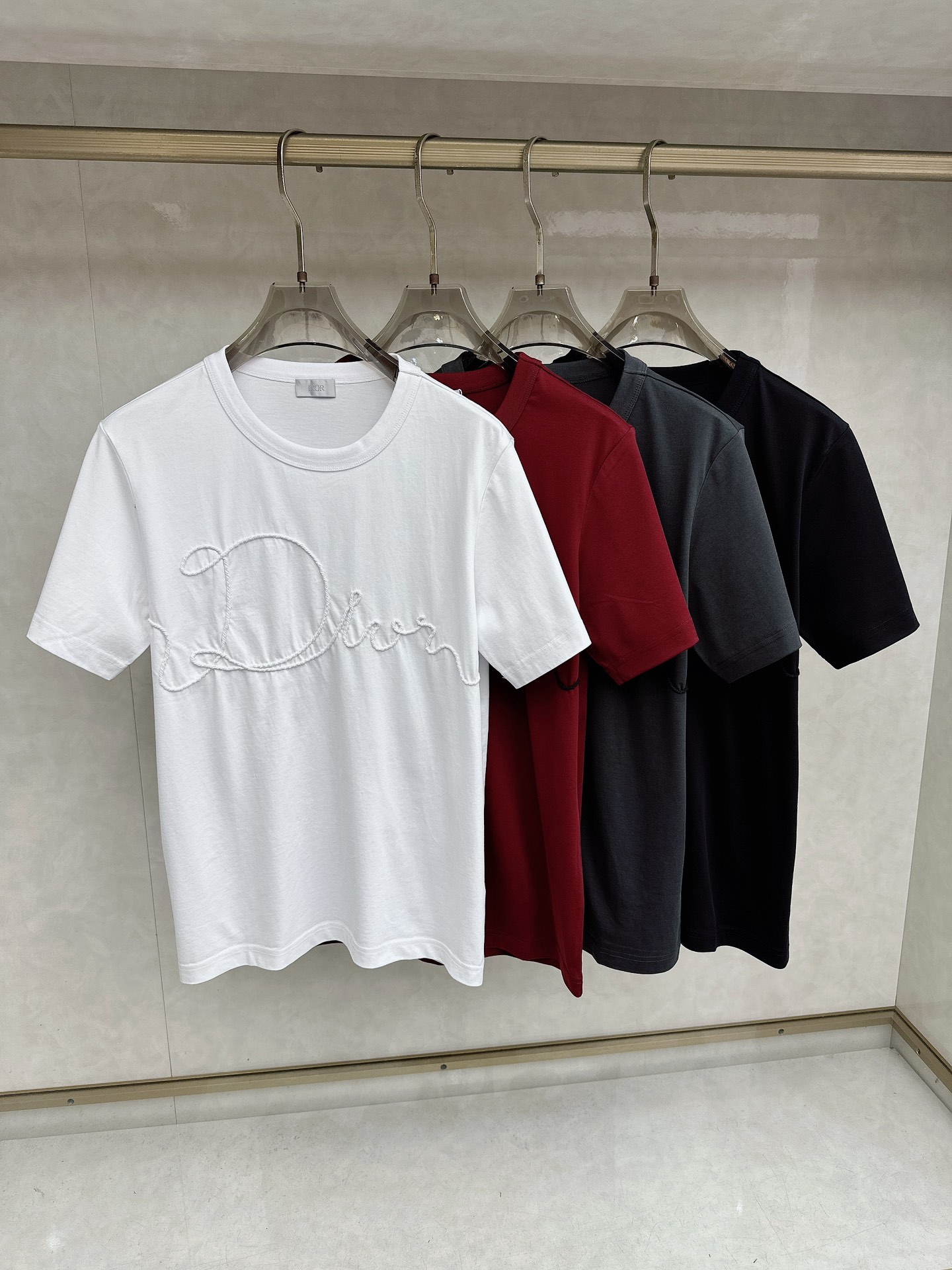 BC 2026顶级品质CD丝带刺绣圆领棉质短袖T恤，原版定织顶级220g纯棉平纹针织面料，手感如丝绸般柔