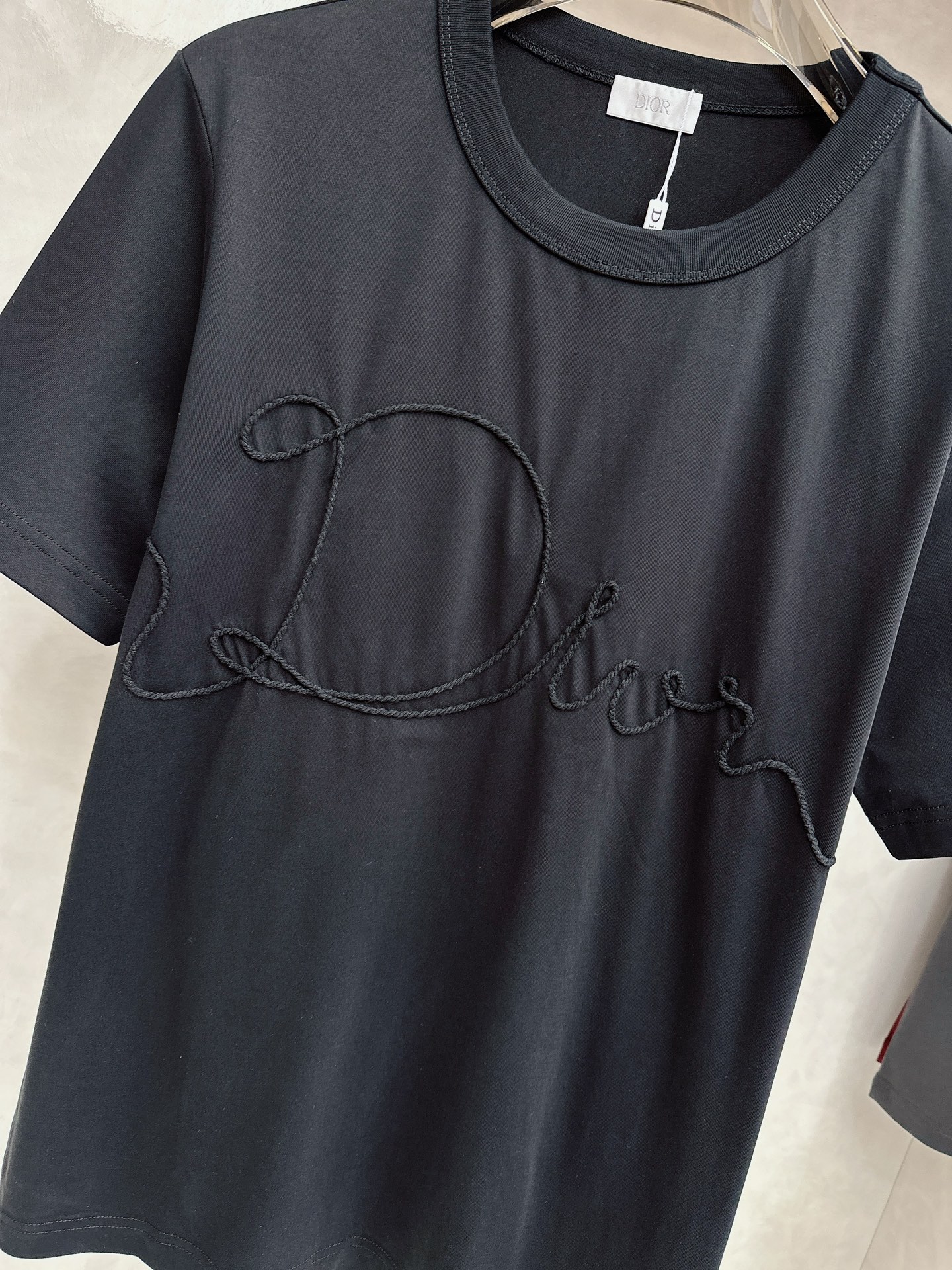 BC 2026顶级品质CD丝带刺绣圆领棉质短袖T恤，原版定织顶级220g纯棉平纹针织面料，手感如丝绸般柔