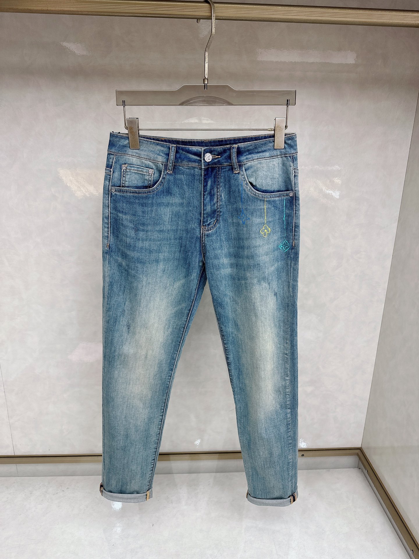 LV 2026春夏最新推出男士休闲牛仔裤新品！重工水洗牛仔裤！定制面料和一般牛仔布料比起来，更加柔软舒适