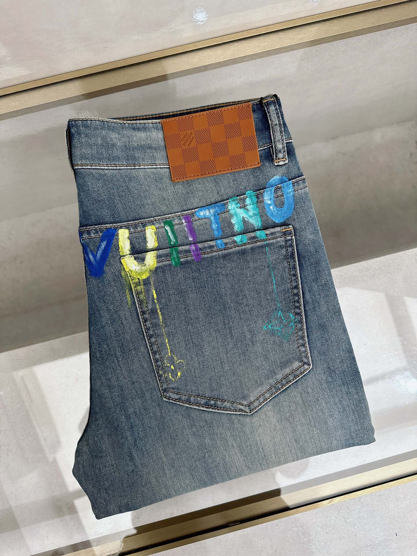 LV 2026春夏最新推出男士休闲牛仔裤新品！重工水洗牛仔裤！定制面料和一般牛仔布料比起来，更加柔软舒适