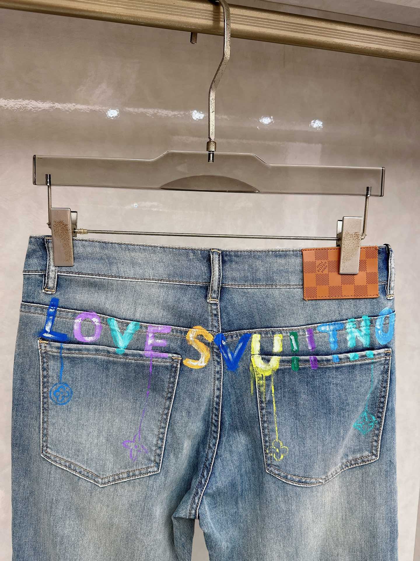 LV 2026春夏最新推出男士休闲牛仔裤新品！重工水洗牛仔裤！定制面料和一般牛仔布料比起来，更加柔软舒适