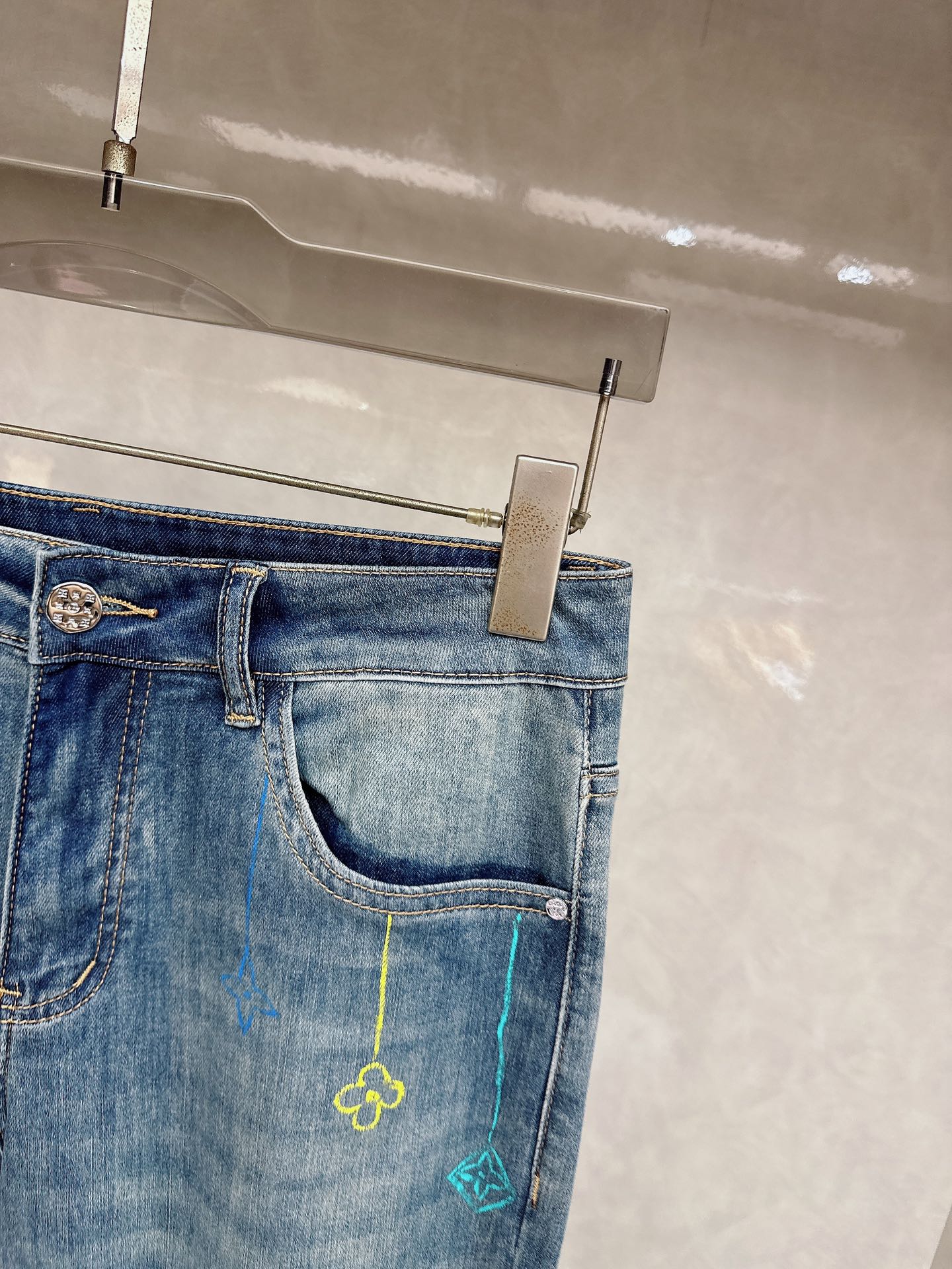 LV 2026春夏最新推出男士休闲牛仔裤新品！重工水洗牛仔裤！定制面料和一般牛仔布料比起来，更加柔软舒适