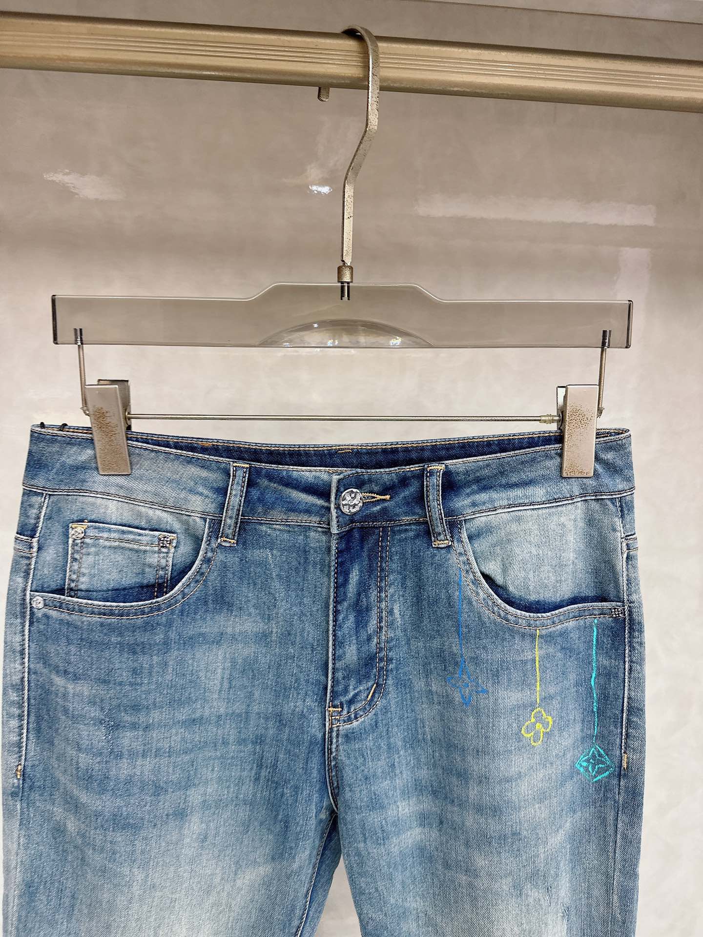 LV 2026春夏最新推出男士休闲牛仔裤新品！重工水洗牛仔裤！定制面料和一般牛仔布料比起来，更加柔软舒适