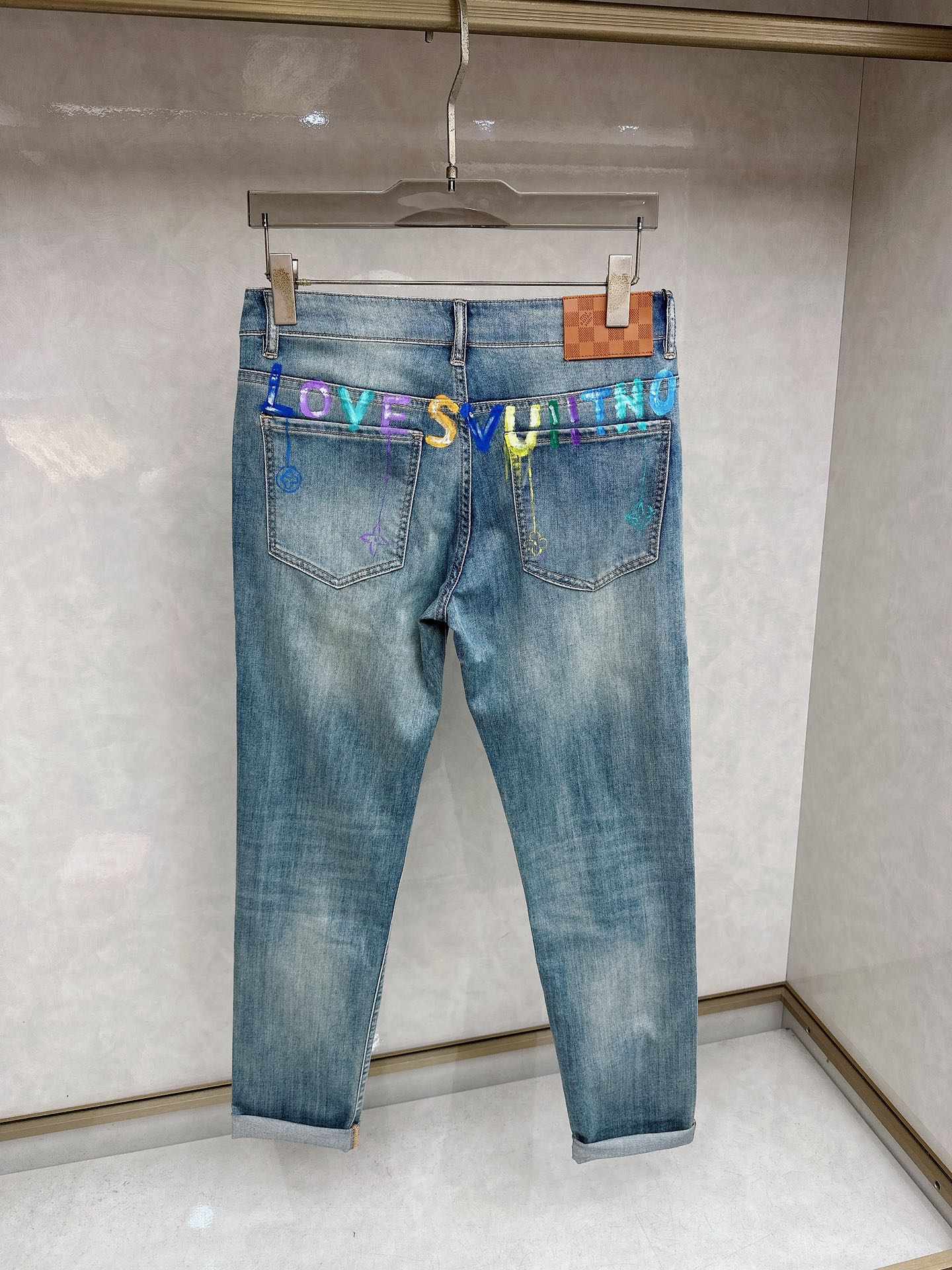 LV 2026春夏最新推出男士休闲牛仔裤新品！重工水洗牛仔裤！定制面料和一般牛仔布料比起来，更加柔软舒适