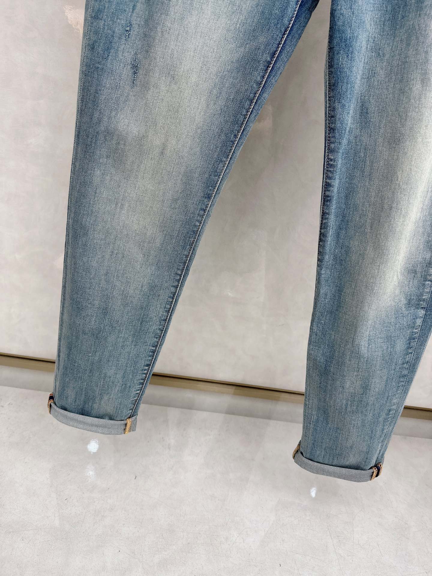 LV 2026春夏最新推出男士休闲牛仔裤新品！重工水洗牛仔裤！定制面料和一般牛仔布料比起来，更加柔软舒适