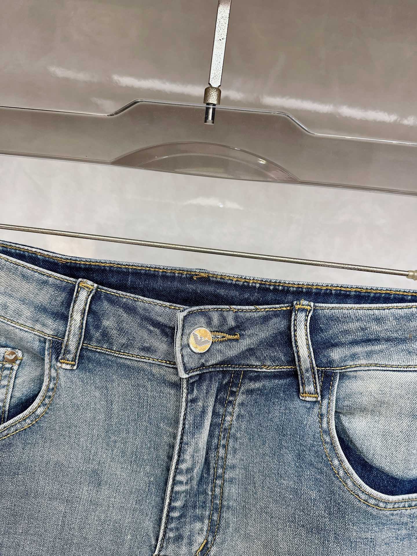 阿玛尼 2026春夏最新推出男士休闲牛仔裤新品！重工水洗牛仔裤！定制面料和一般牛仔布料比起来，更加柔软舒