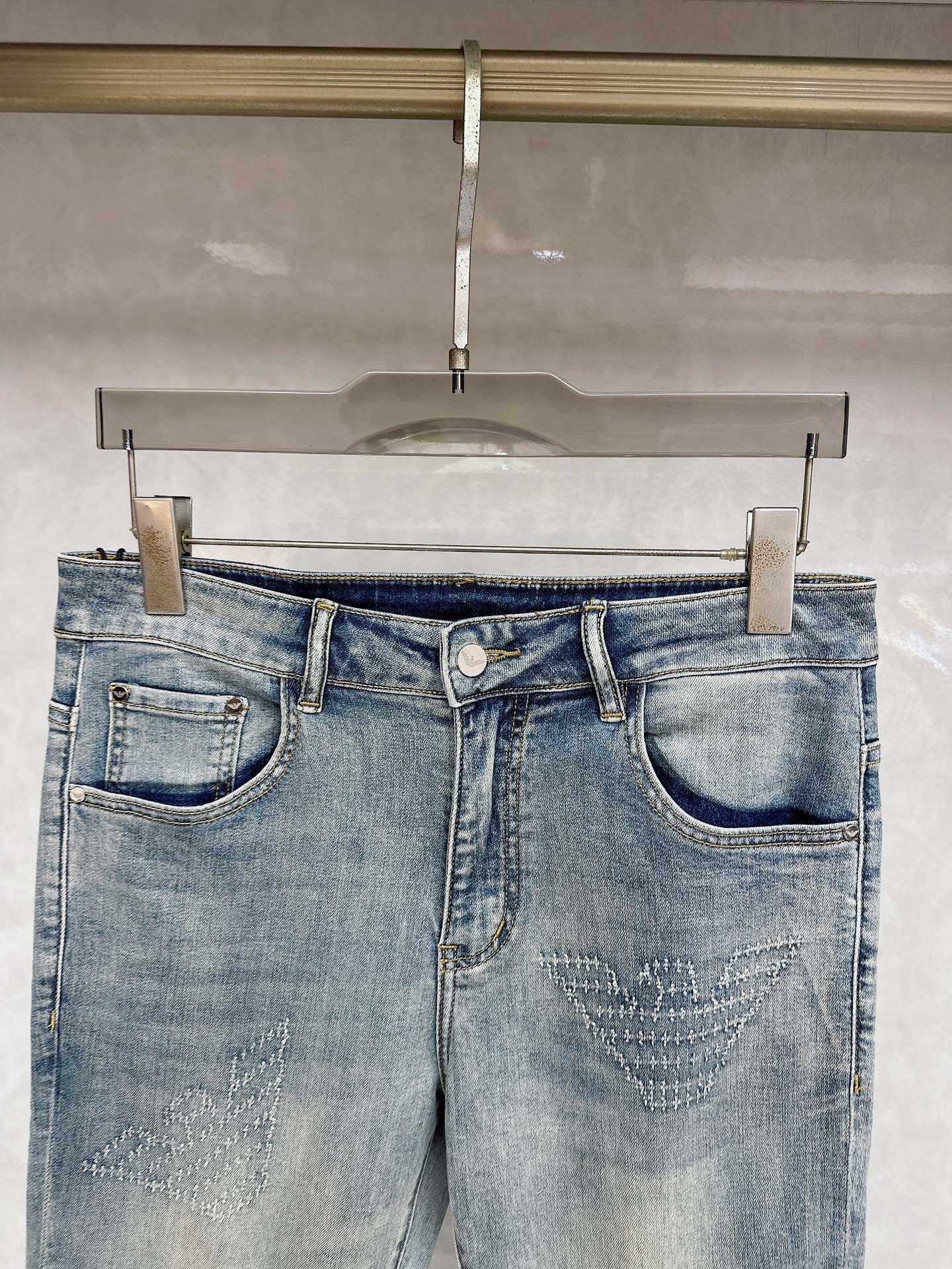 阿玛尼 2026春夏最新推出男士休闲牛仔裤新品！重工水洗牛仔裤！定制面料和一般牛仔布料比起来，更加柔软舒