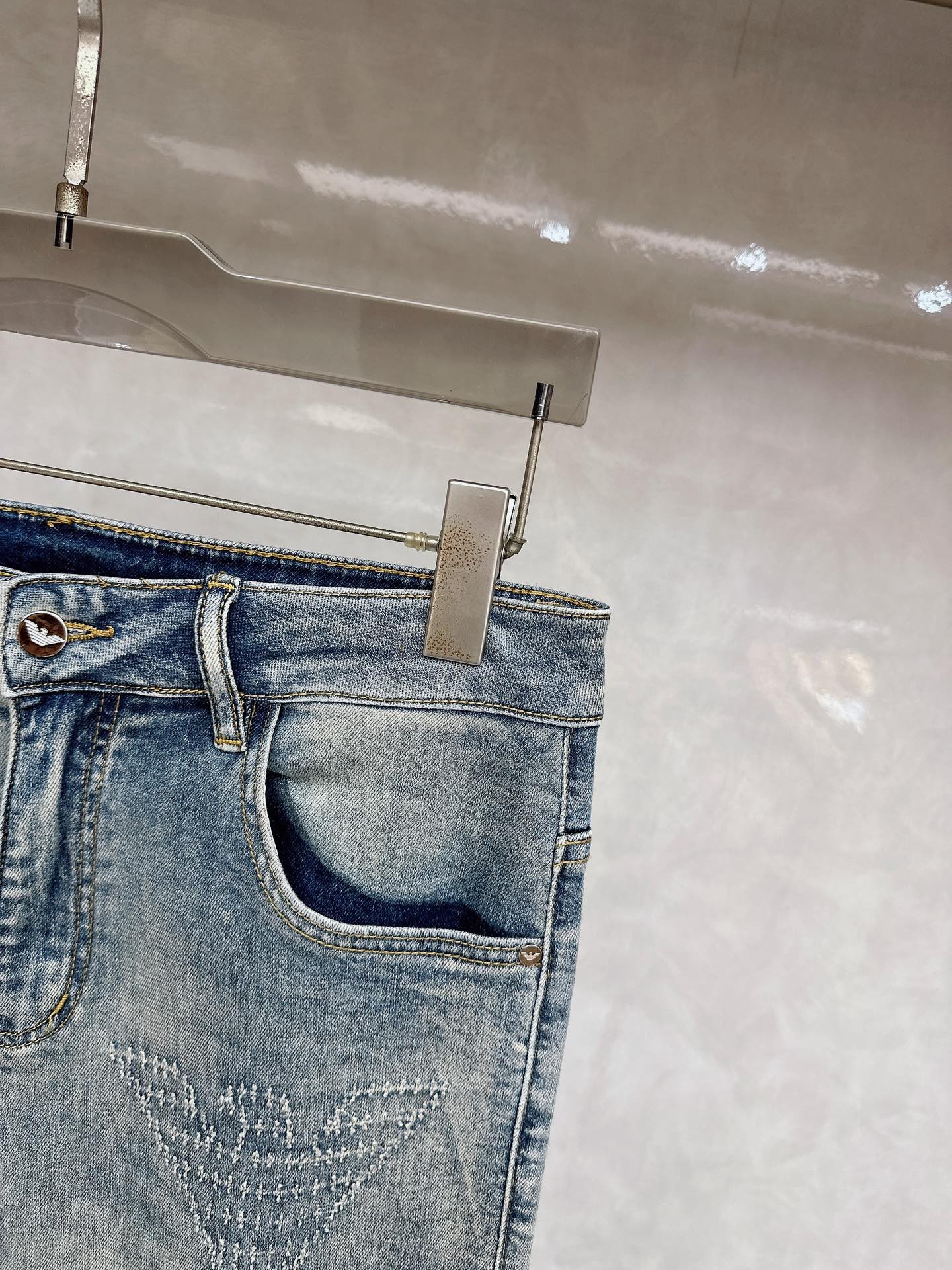 阿玛尼 2026春夏最新推出男士休闲牛仔裤新品！重工水洗牛仔裤！定制面料和一般牛仔布料比起来，更加柔软舒