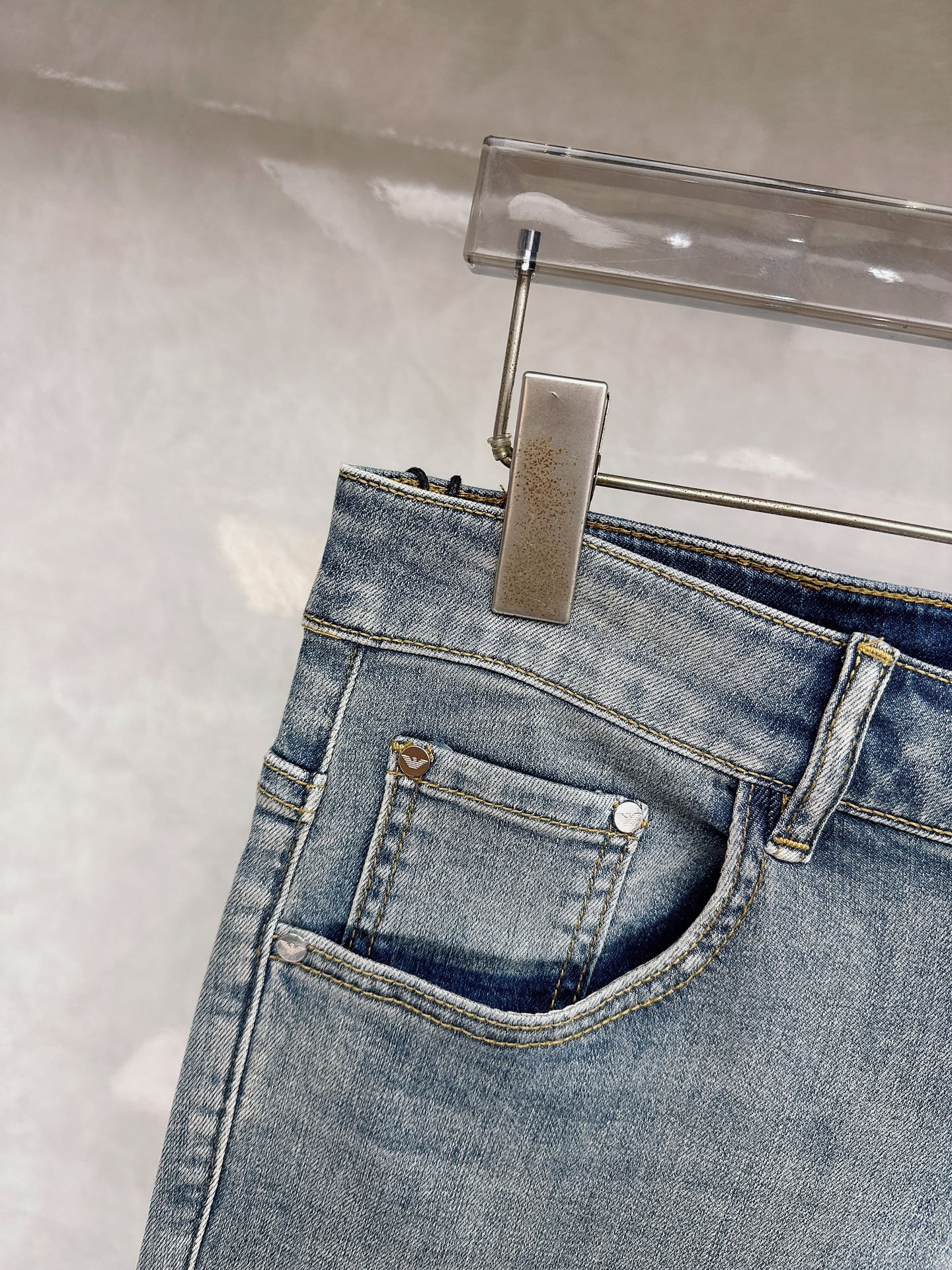 阿玛尼 2026春夏最新推出男士休闲牛仔裤新品！重工水洗牛仔裤！定制面料和一般牛仔布料比起来，更加柔软舒