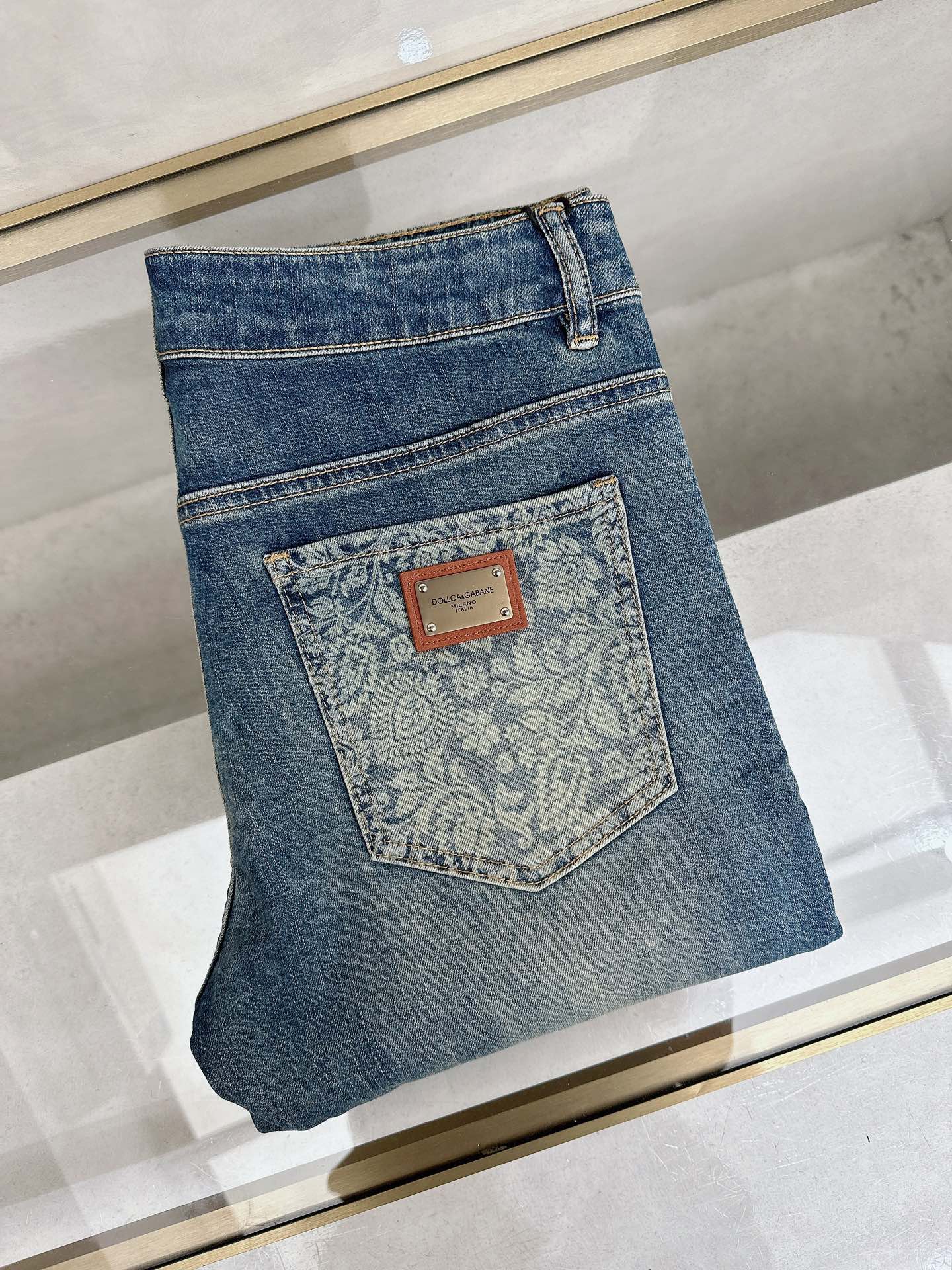 DG 2026春夏最新推出男士休闲牛仔裤新品！重工水洗牛仔裤！定制面料和一般牛仔布料比起来，更加柔软舒适