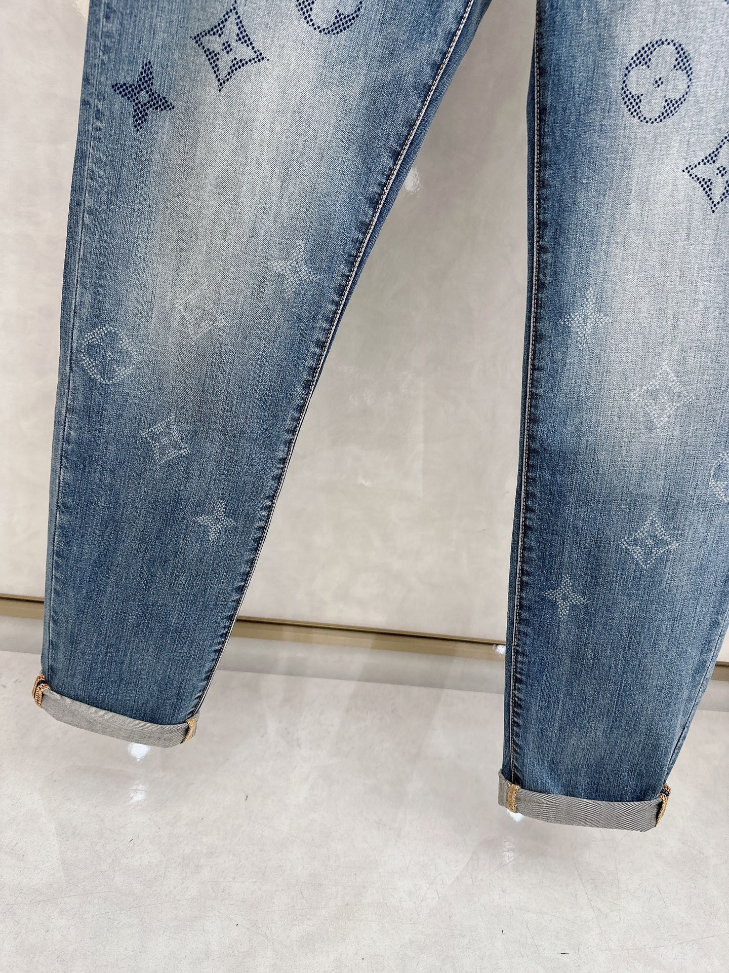 LV 2026春夏最新推出男士休闲牛仔裤新品！重工水洗牛仔裤！定制面料和一般牛仔布料比起来，更加柔软舒适