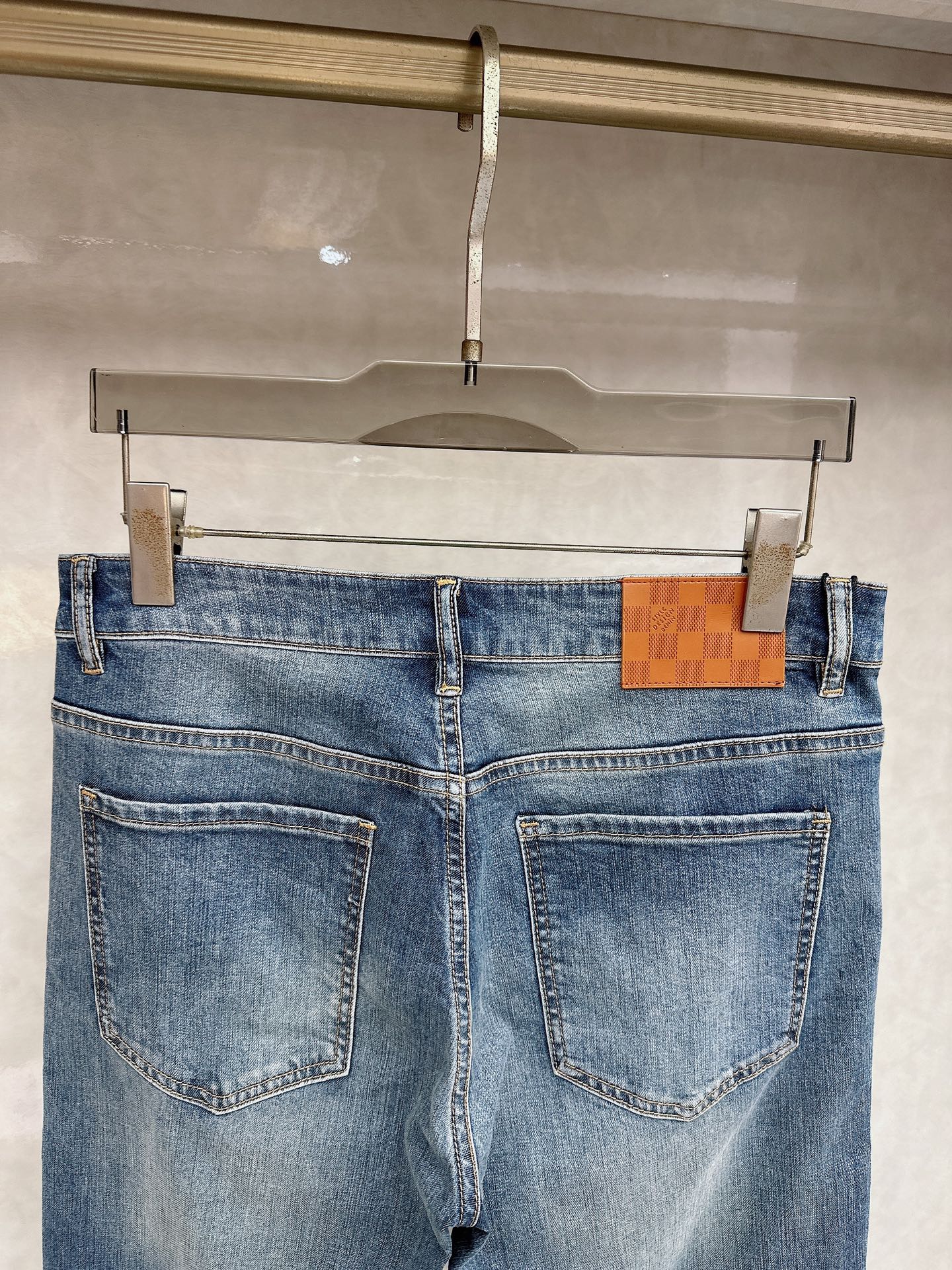 LV 2026春夏最新推出男士休闲牛仔裤新品！重工水洗牛仔裤！定制面料和一般牛仔布料比起来，更加柔软舒适