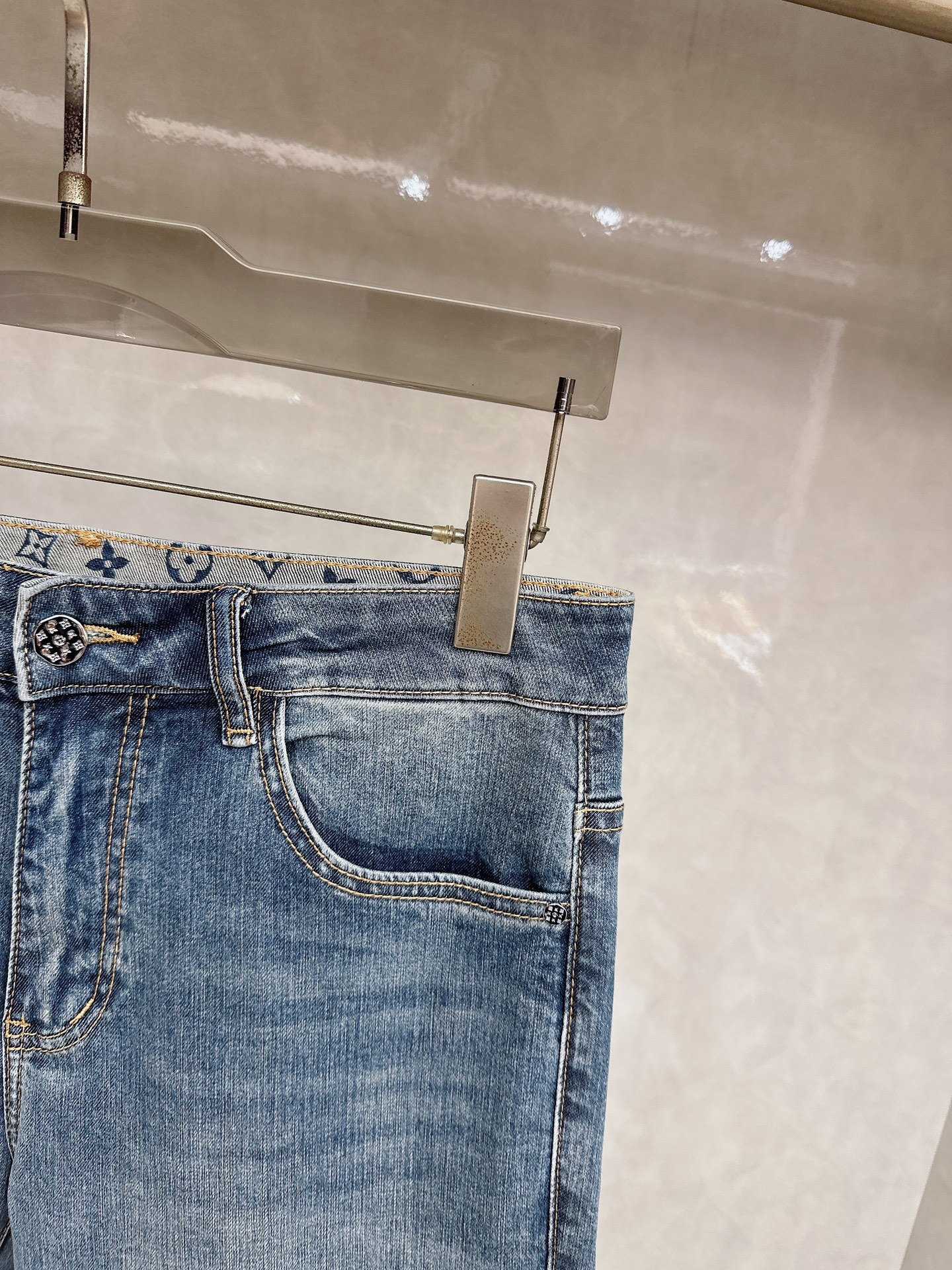 LV 2026春夏最新推出男士休闲牛仔裤新品！重工水洗牛仔裤！定制面料和一般牛仔布料比起来，更加柔软舒适