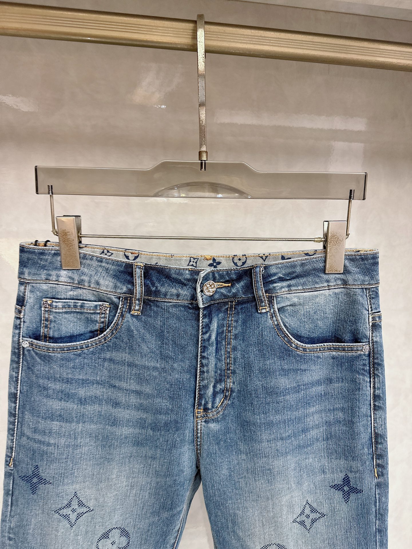 LV 2026春夏最新推出男士休闲牛仔裤新品！重工水洗牛仔裤！定制面料和一般牛仔布料比起来，更加柔软舒适