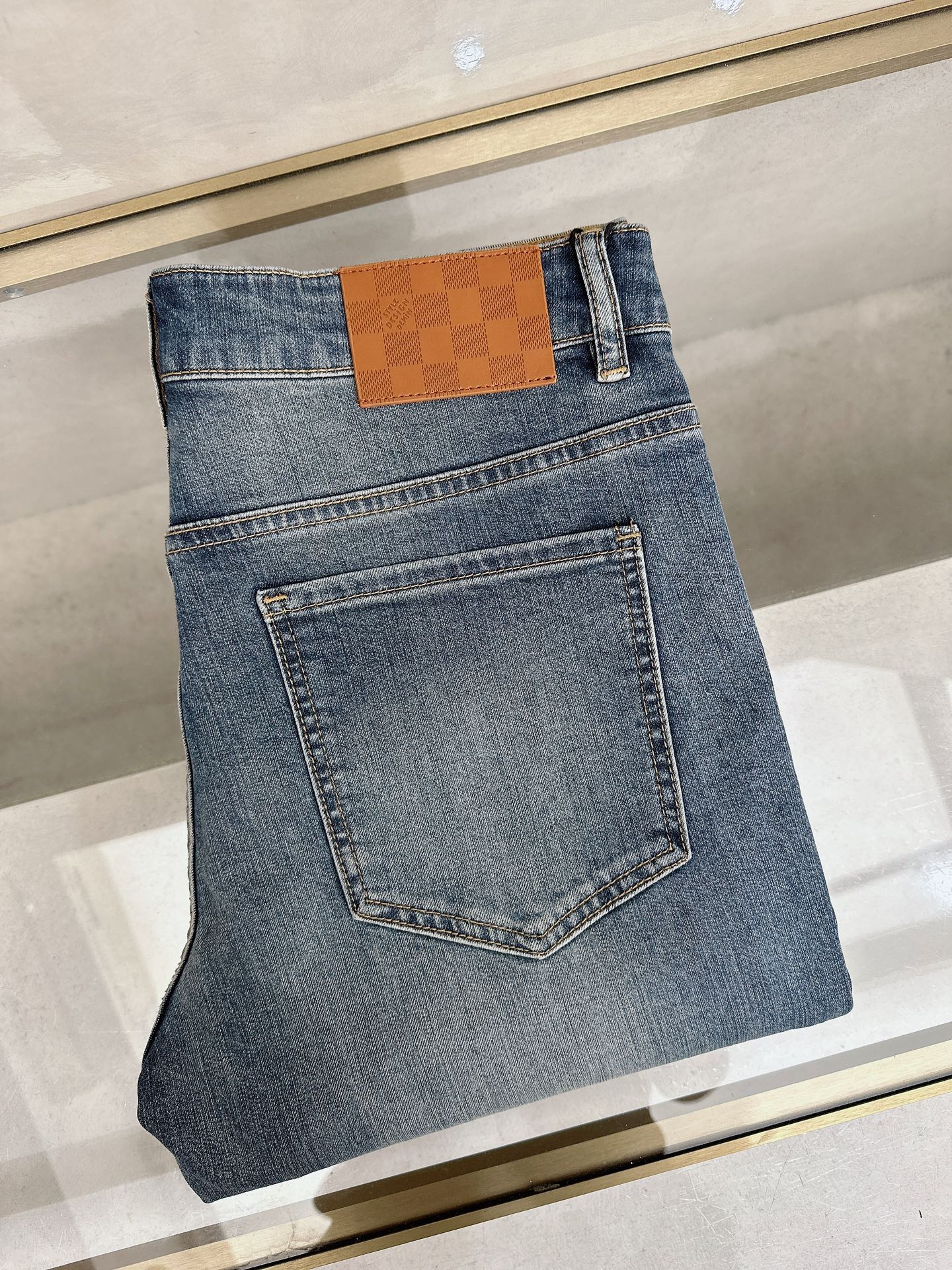 LV 2026春夏最新推出男士休闲牛仔裤新品！重工水洗牛仔裤！定制面料和一般牛仔布料比起来，更加柔软舒适