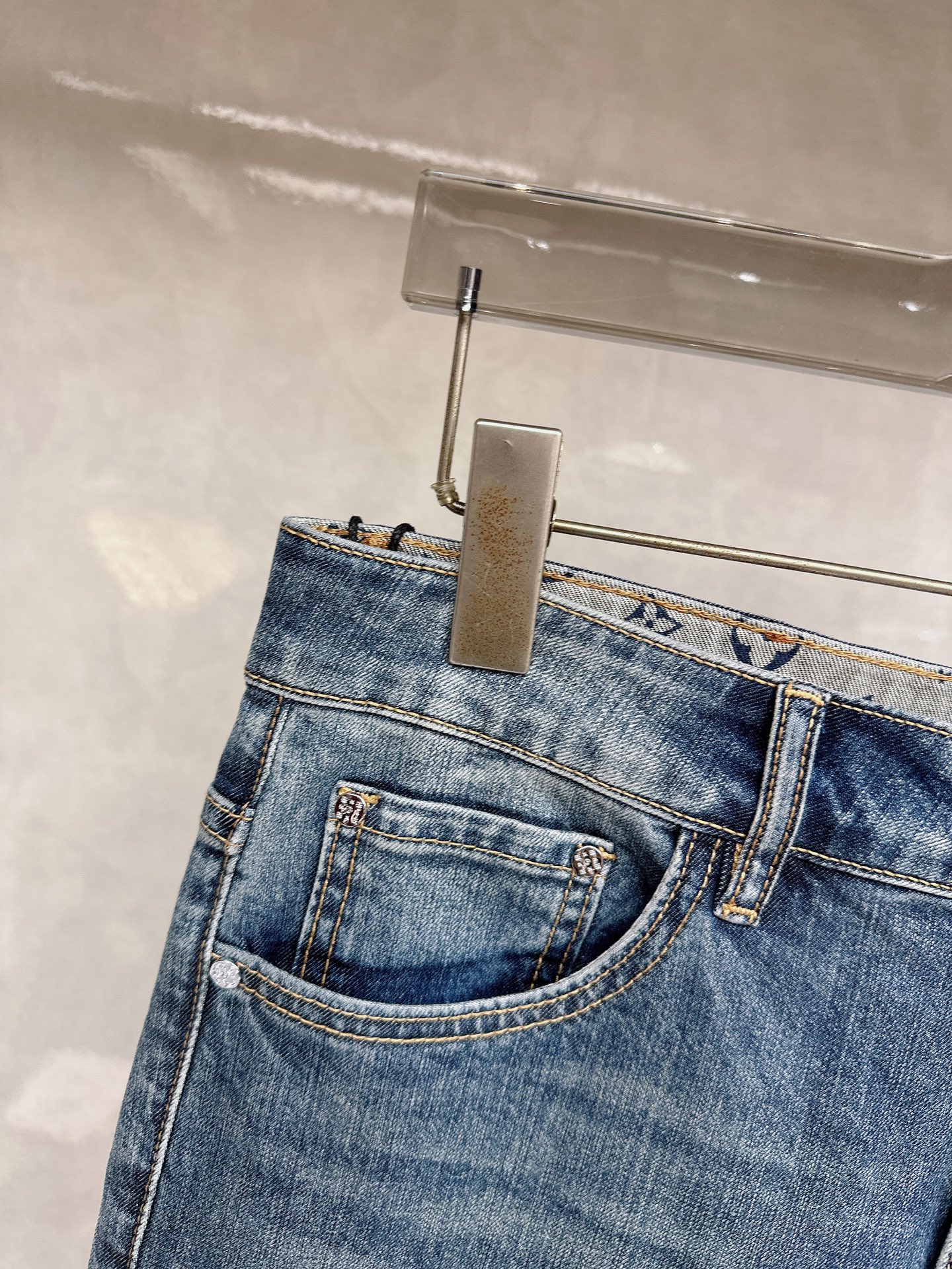 LV 2026春夏最新推出男士休闲牛仔裤新品！重工水洗牛仔裤！定制面料和一般牛仔布料比起来，更加柔软舒适