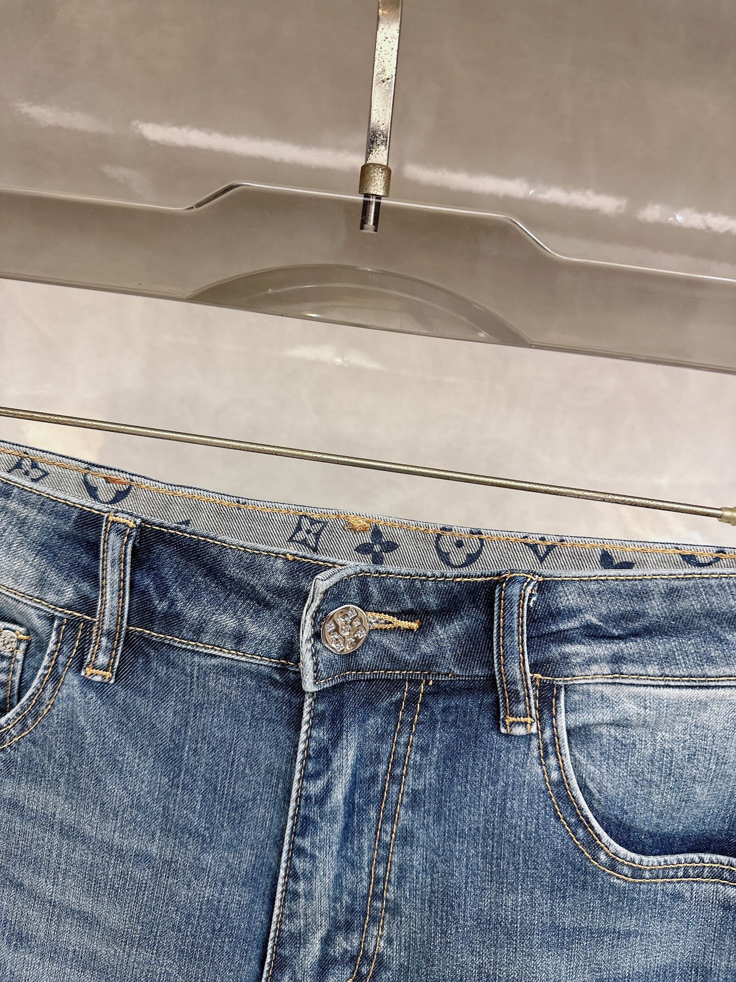 LV 2026春夏最新推出男士休闲牛仔裤新品！重工水洗牛仔裤！定制面料和一般牛仔布料比起来，更加柔软舒适