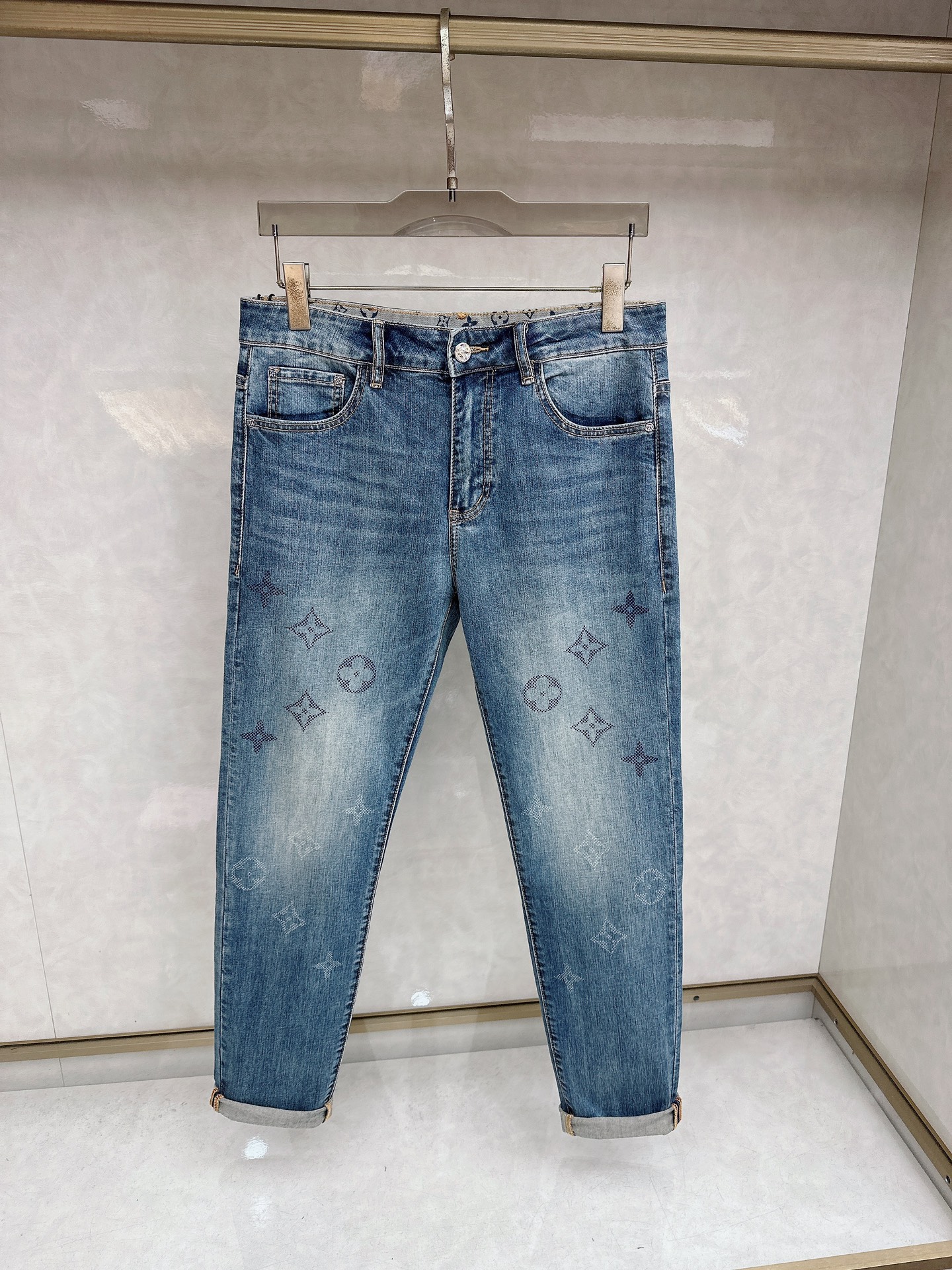 LV 2026春夏最新推出男士休闲牛仔裤新品！重工水洗牛仔裤！定制面料和一般牛仔布料比起来，更加柔软舒适