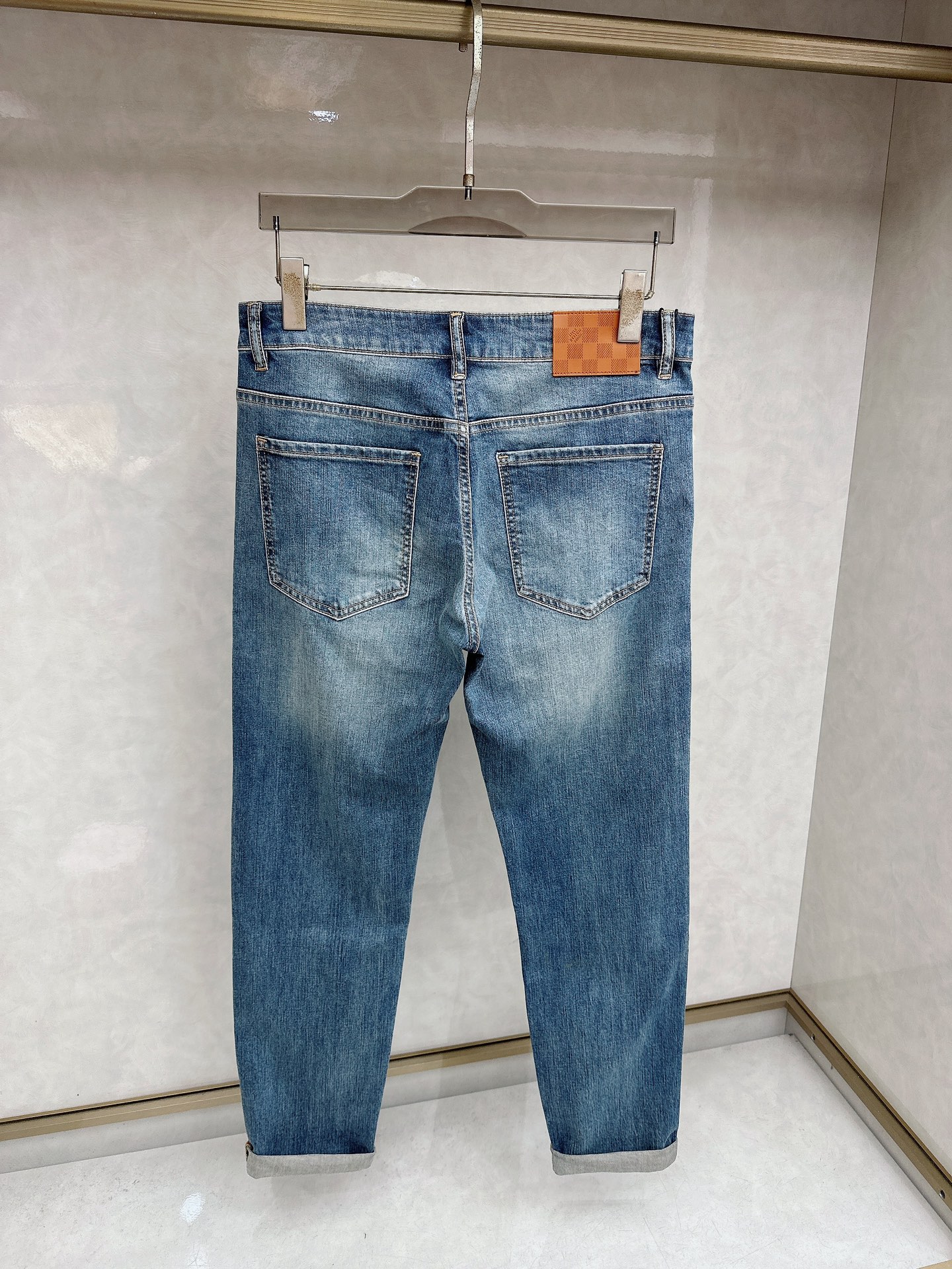 LV 2026春夏最新推出男士休闲牛仔裤新品！重工水洗牛仔裤！定制面料和一般牛仔布料比起来，更加柔软舒适