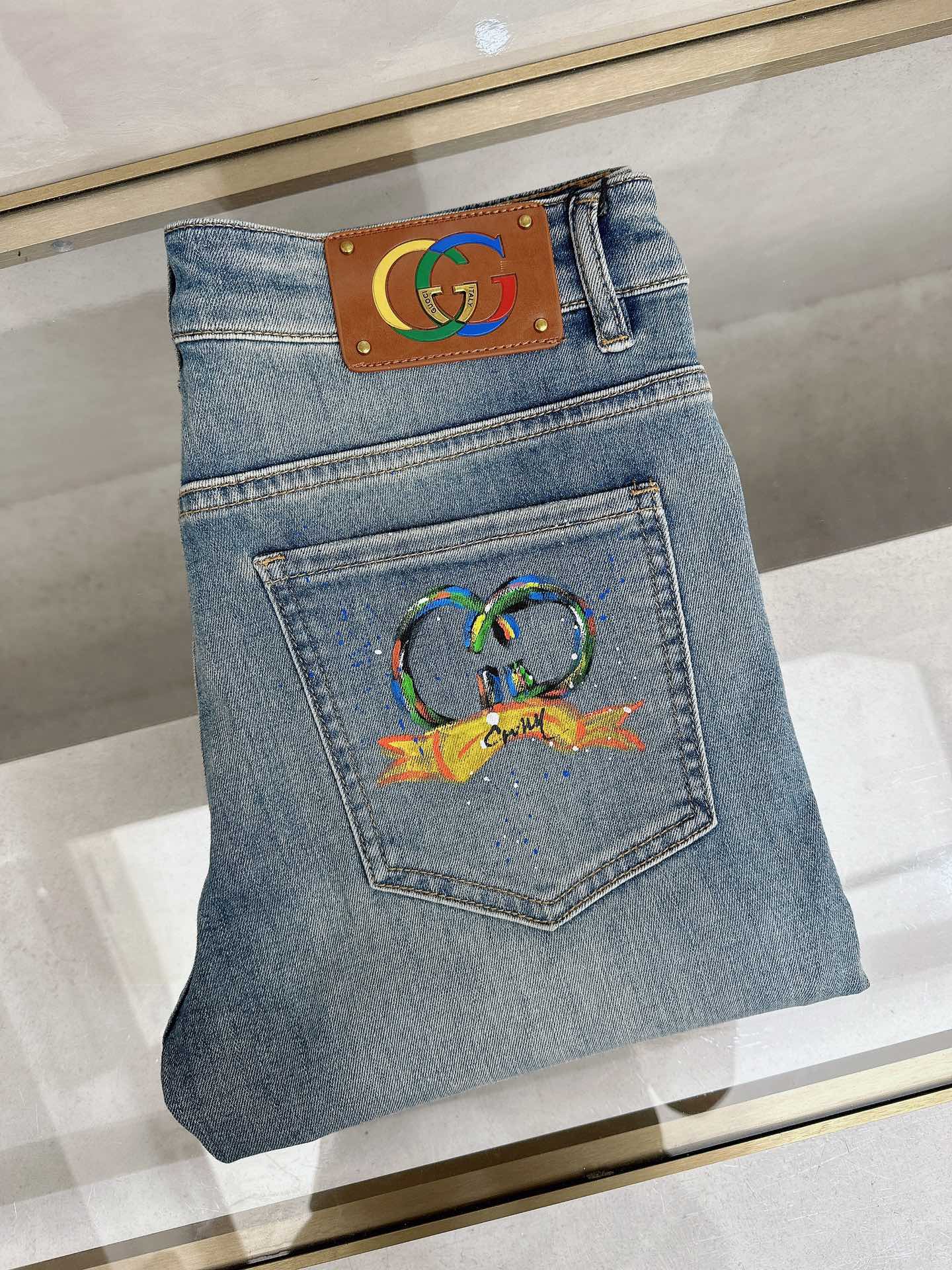 古奇 2026春夏最新推出男士休闲牛仔裤新品！重工水洗牛仔裤！定制面料和一般牛仔布料比起来，更加柔软舒适