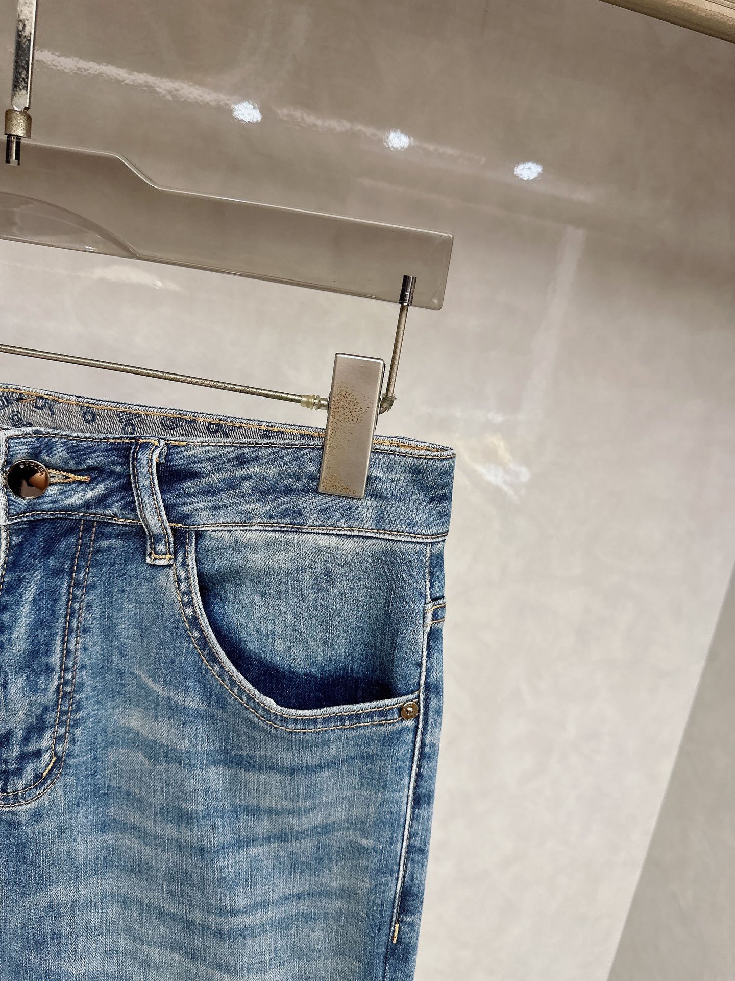 alo 2026春夏最新推出男士休闲牛仔裤新品！重工水洗牛仔裤！定制面料和一般牛仔布料比起来，更加柔软舒