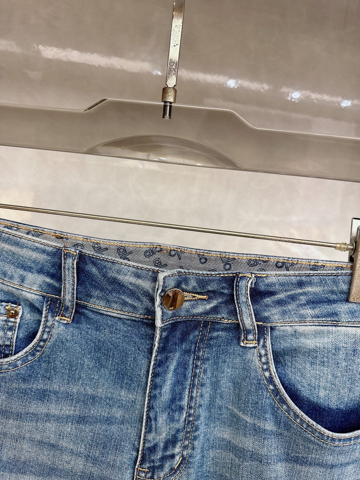 alo 2026春夏最新推出男士休闲牛仔裤新品！重工水洗牛仔裤！定制面料和一般牛仔布料比起来，更加柔软舒