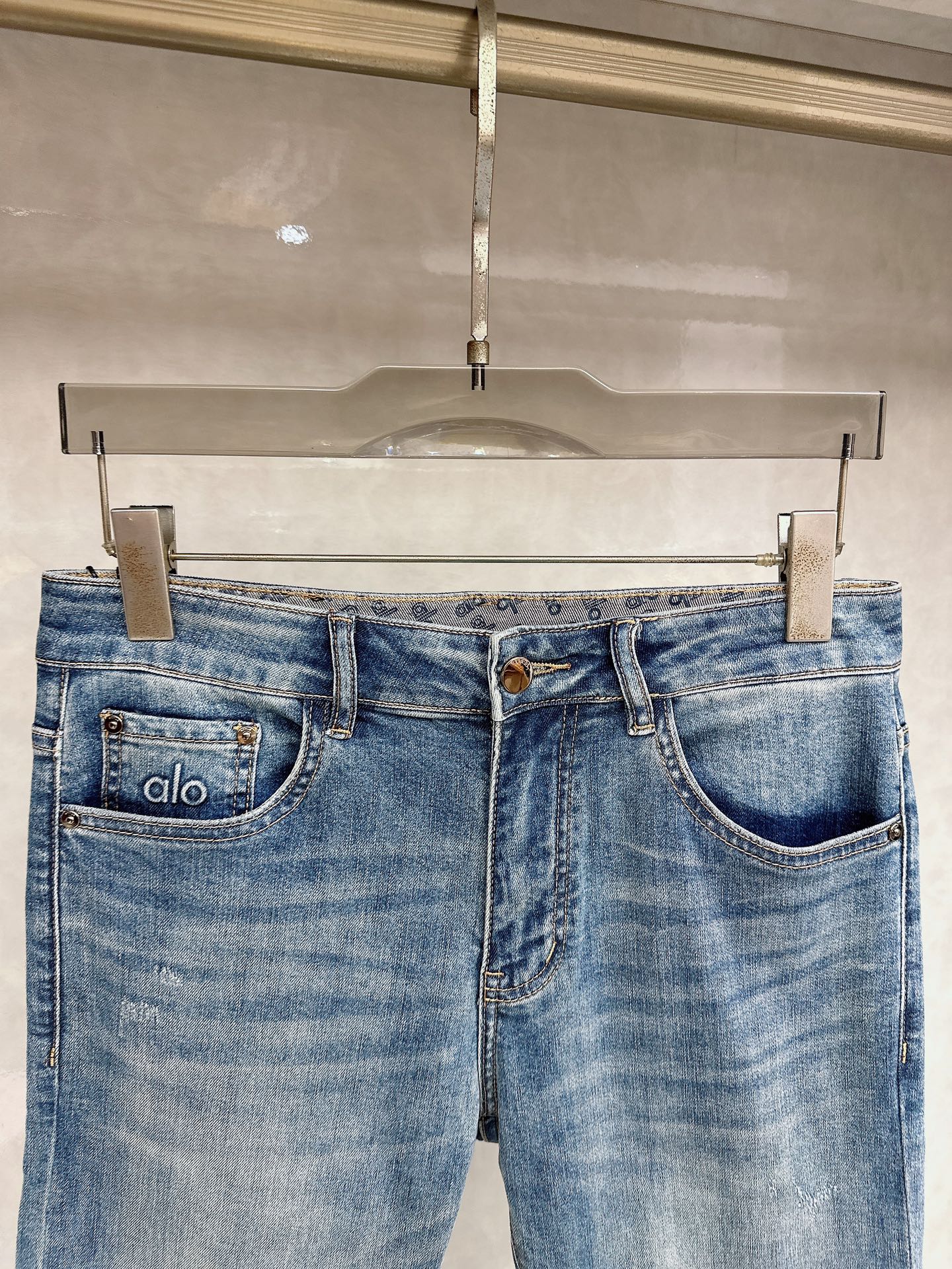 alo 2026春夏最新推出男士休闲牛仔裤新品！重工水洗牛仔裤！定制面料和一般牛仔布料比起来，更加柔软舒