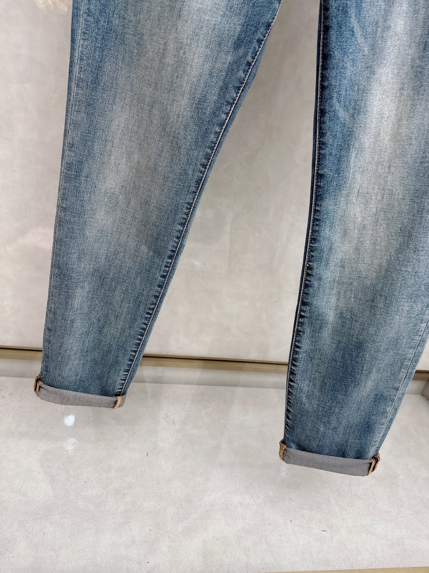 alo 2026春夏最新推出男士休闲牛仔裤新品！重工水洗牛仔裤！定制面料和一般牛仔布料比起来，更加柔软舒