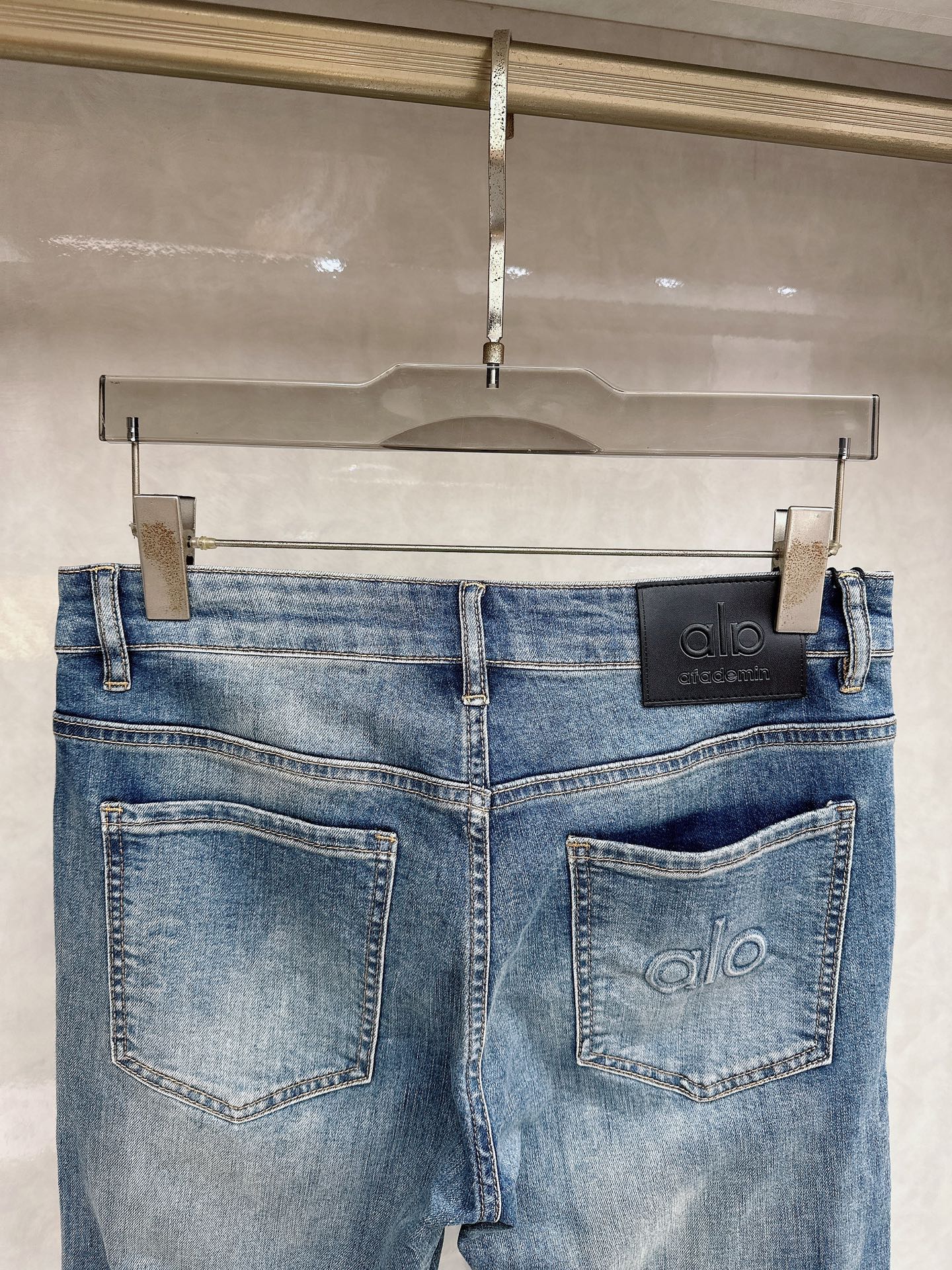 alo 2026春夏最新推出男士休闲牛仔裤新品！重工水洗牛仔裤！定制面料和一般牛仔布料比起来，更加柔软舒