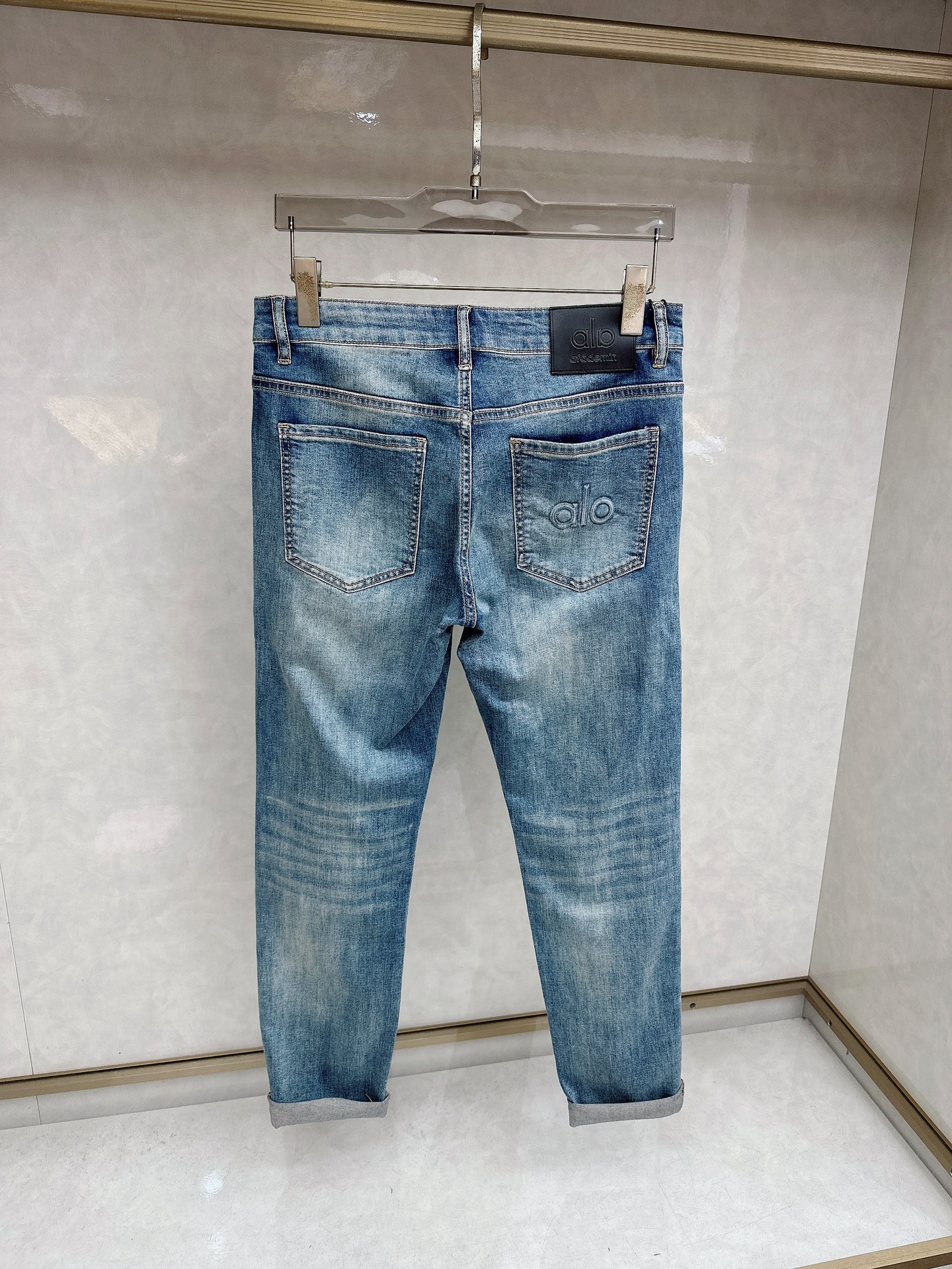 alo 2026春夏最新推出男士休闲牛仔裤新品！重工水洗牛仔裤！定制面料和一般牛仔布料比起来，更加柔软舒