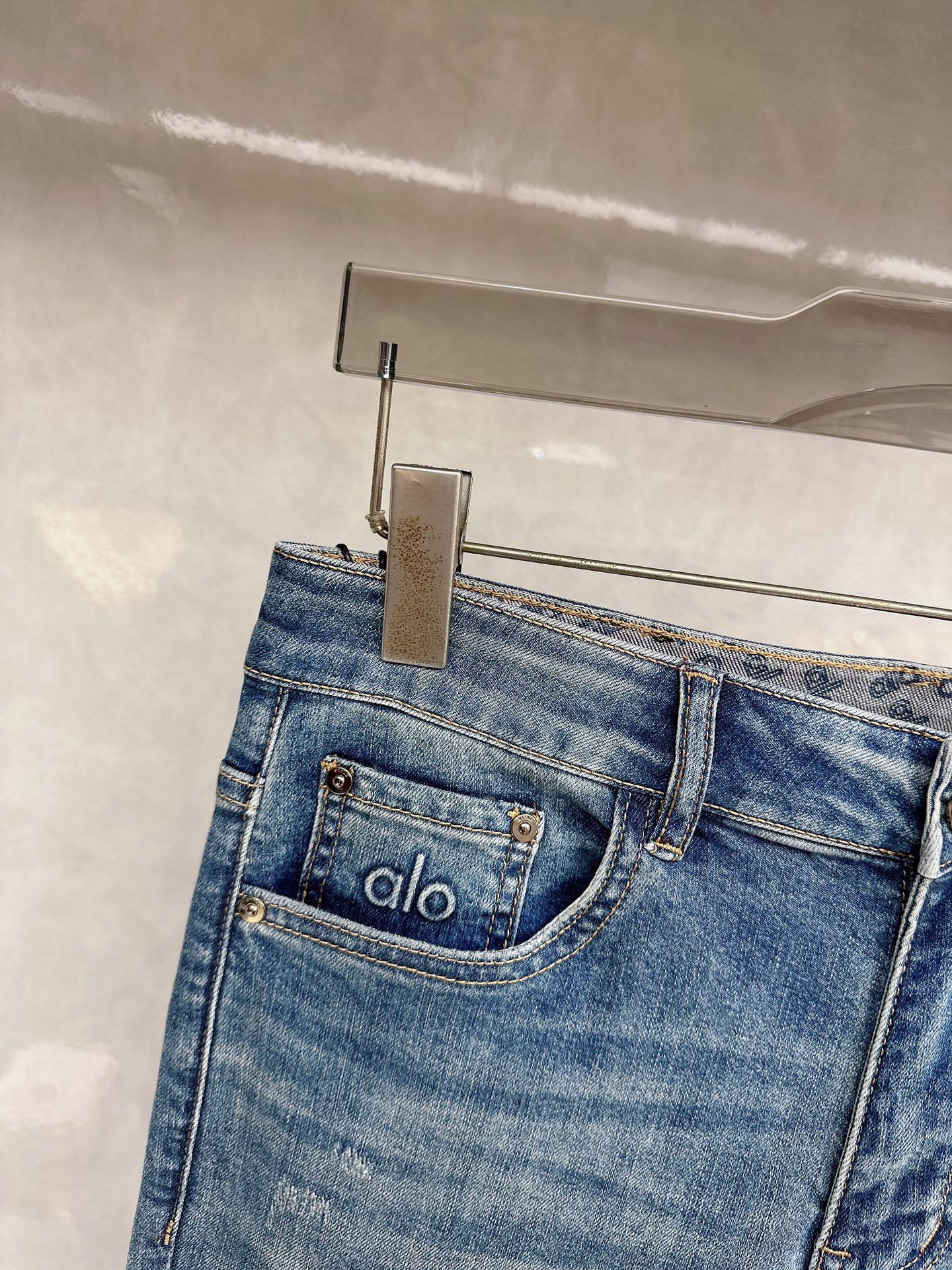 alo 2026春夏最新推出男士休闲牛仔裤新品！重工水洗牛仔裤！定制面料和一般牛仔布料比起来，更加柔软舒