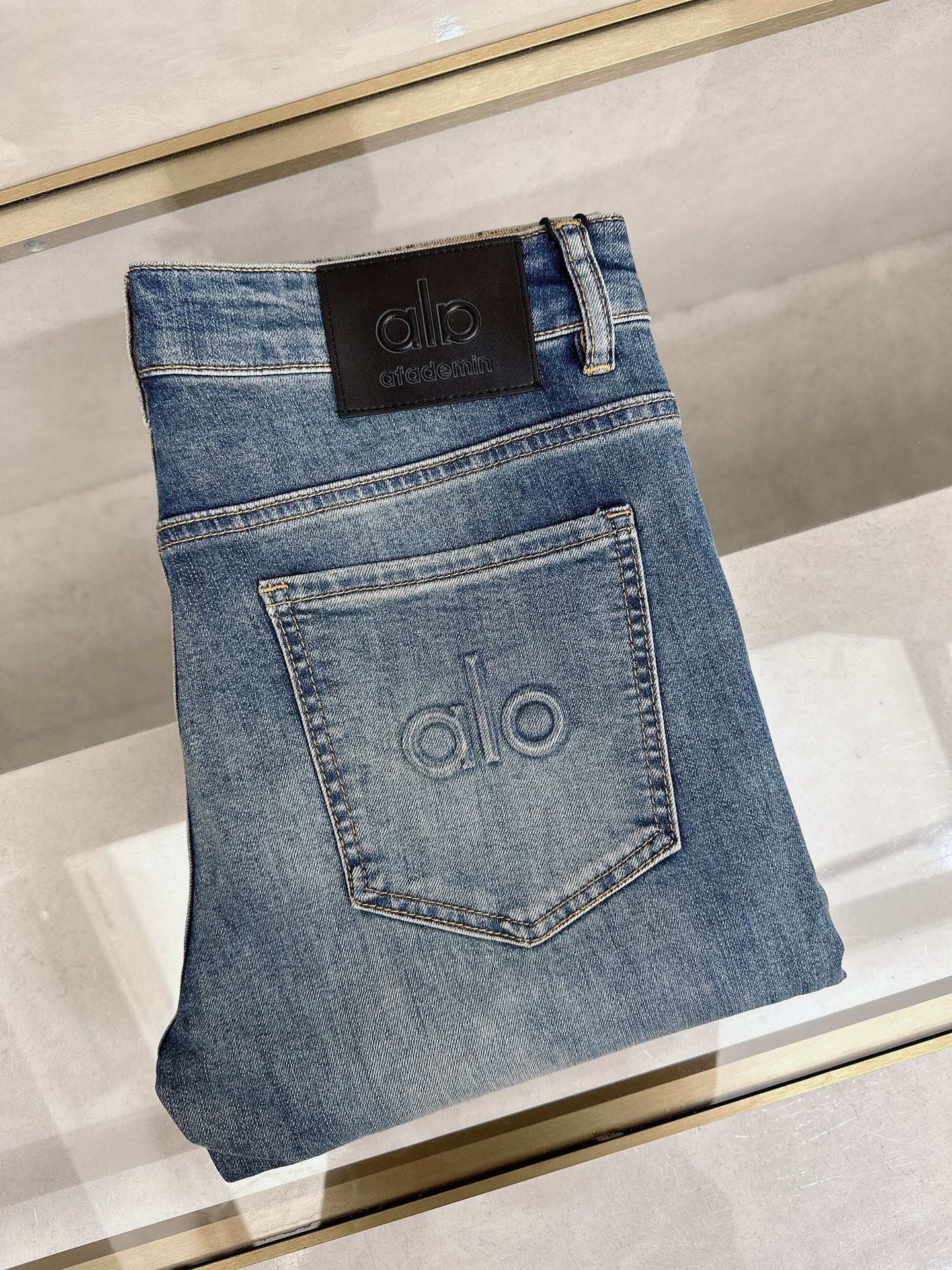 alo 2026春夏最新推出男士休闲牛仔裤新品！重工水洗牛仔裤！定制面料和一般牛仔布料比起来，更加柔软舒