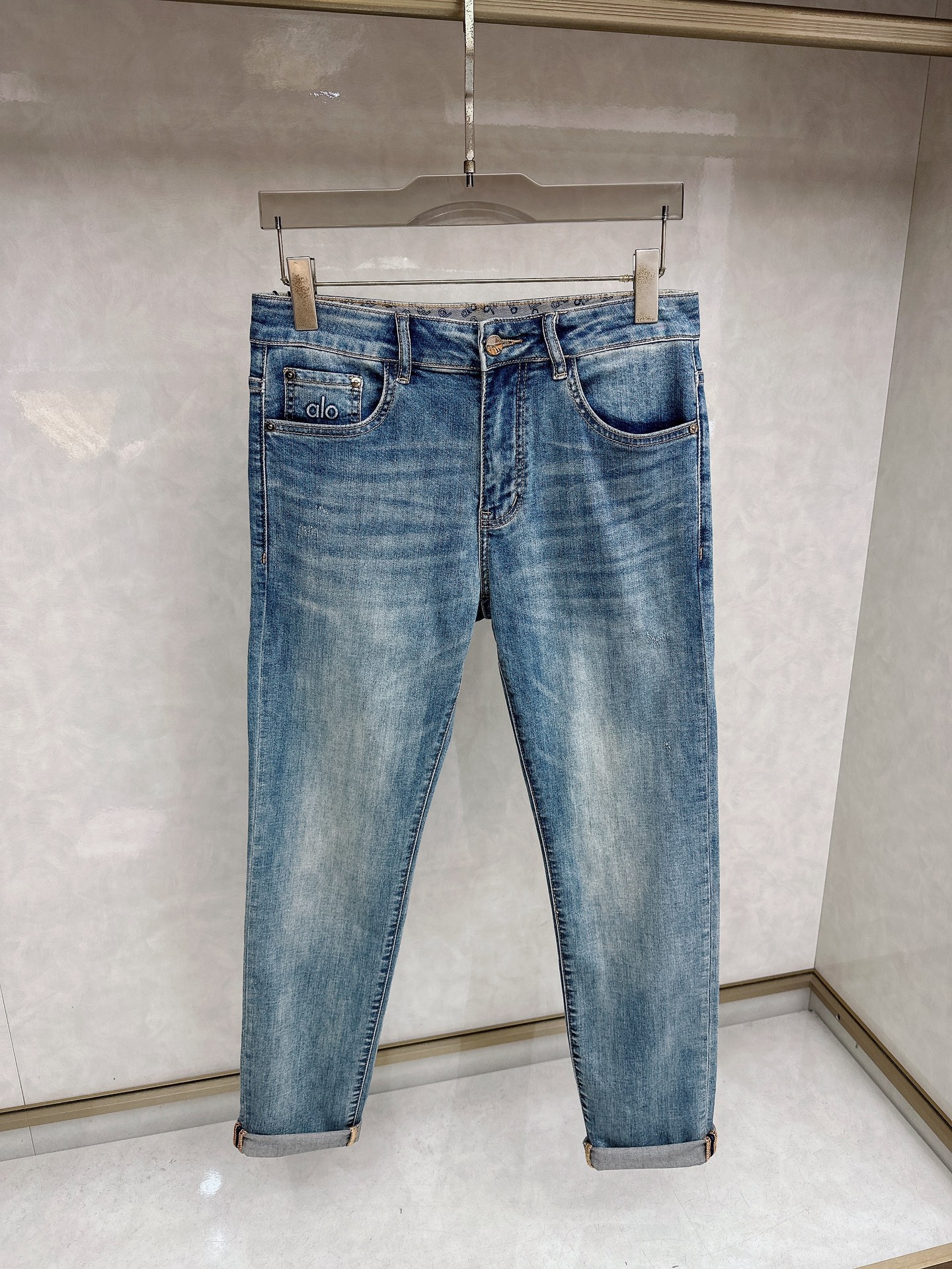 alo 2026春夏最新推出男士休闲牛仔裤新品！重工水洗牛仔裤！定制面料和一般牛仔布料比起来，更加柔软舒