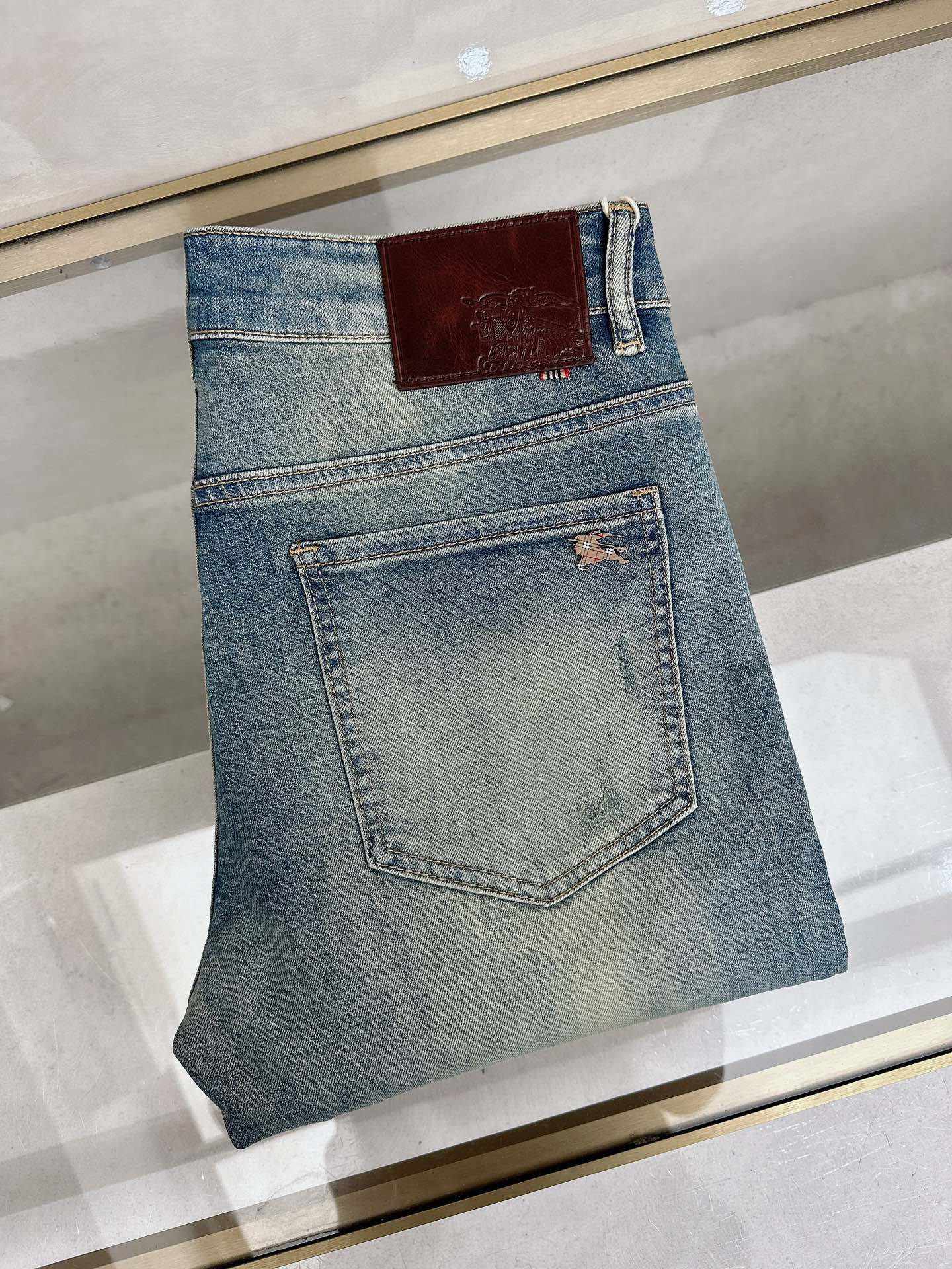 巴宝莉 2026春夏最新推出男士休闲牛仔裤新品！重工水洗牛仔裤！定制面料和一般牛仔布料比起来，更加柔软舒