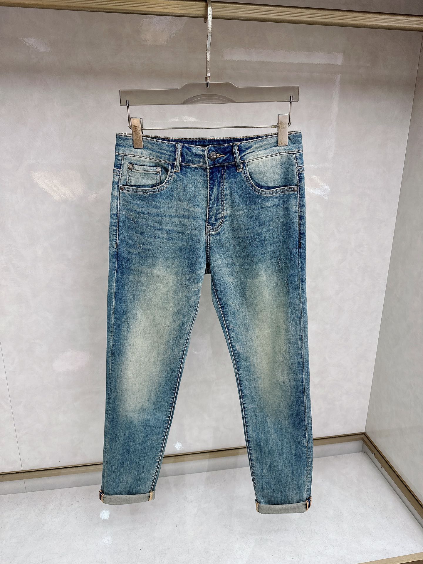 巴宝莉 2026春夏最新推出男士休闲牛仔裤新品！重工水洗牛仔裤！定制面料和一般牛仔布料比起来，更加柔软舒