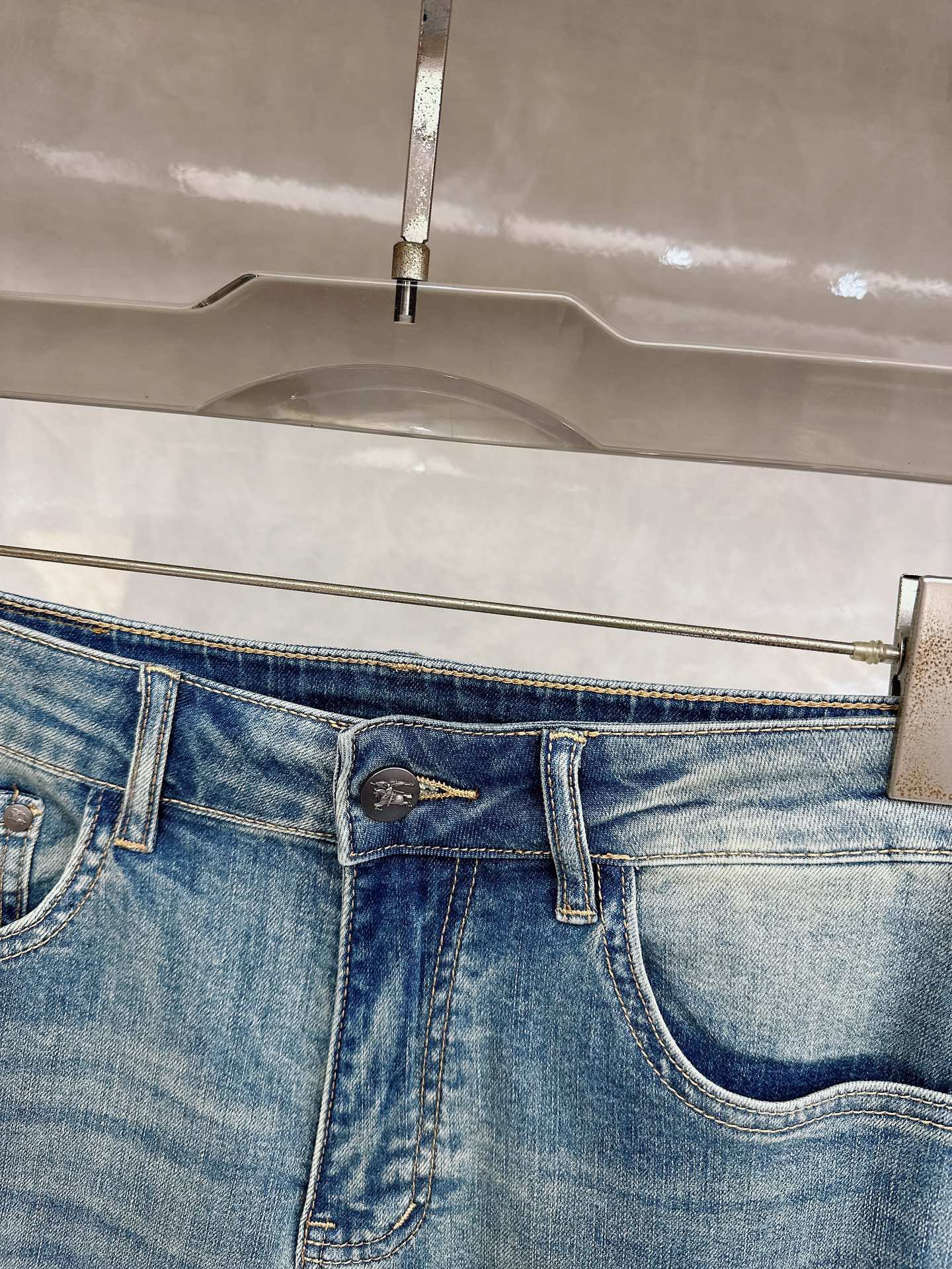 巴宝莉 2026春夏最新推出男士休闲牛仔裤新品！重工水洗牛仔裤！定制面料和一般牛仔布料比起来，更加柔软舒