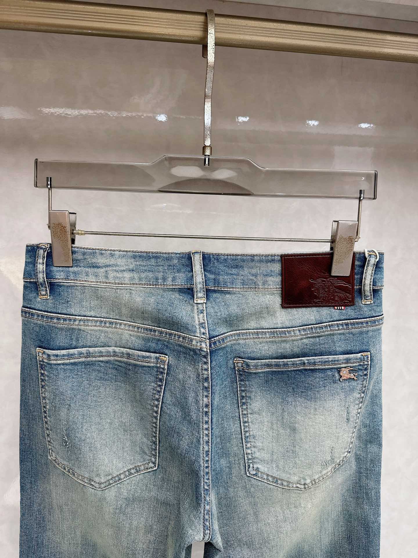 巴宝莉 2026春夏最新推出男士休闲牛仔裤新品！重工水洗牛仔裤！定制面料和一般牛仔布料比起来，更加柔软舒