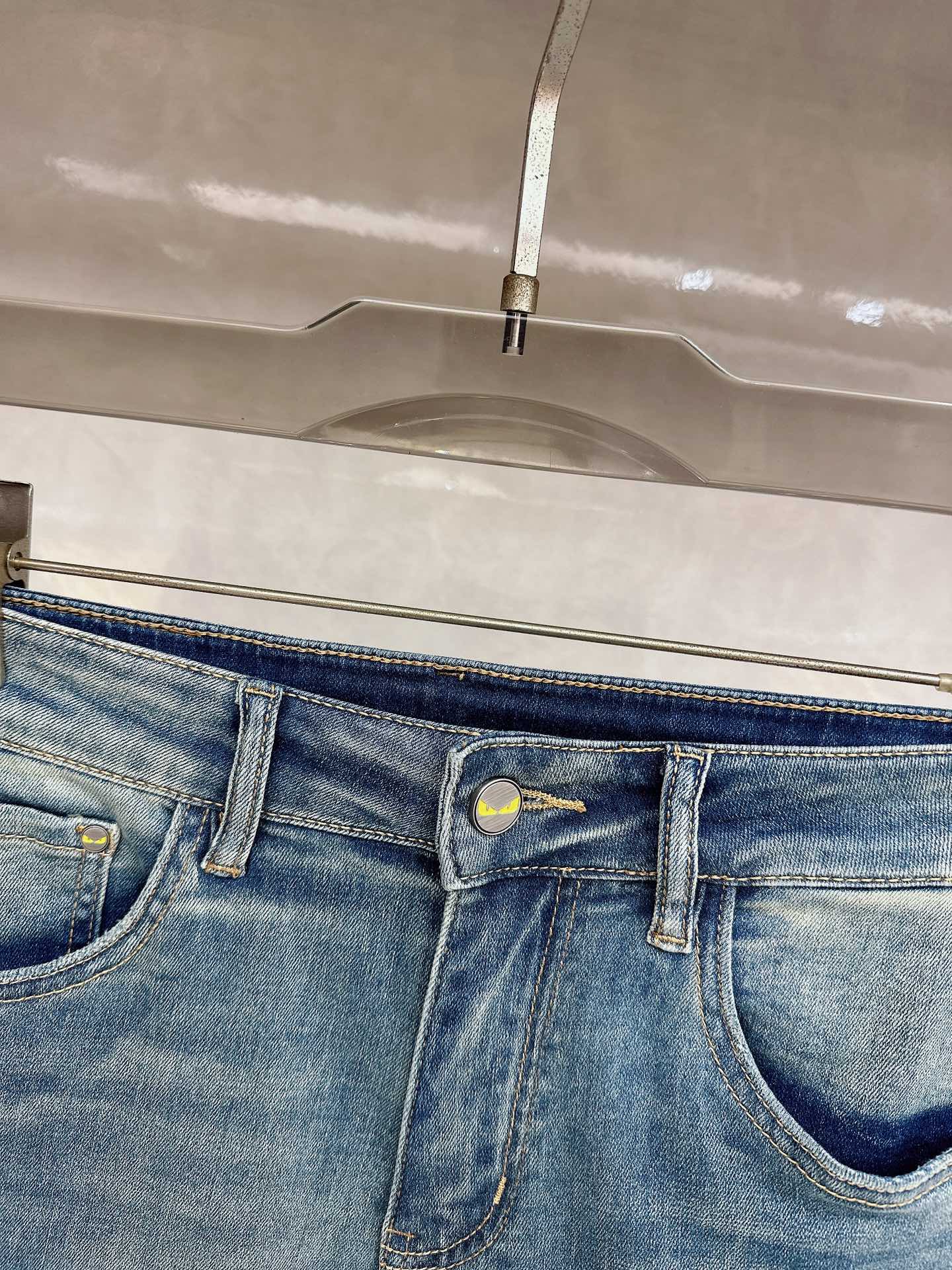 芬迪 2026春夏最新推出男士休闲牛仔裤新品！重工水洗牛仔裤！定制面料和一般牛仔布料比起来，更加柔软舒适