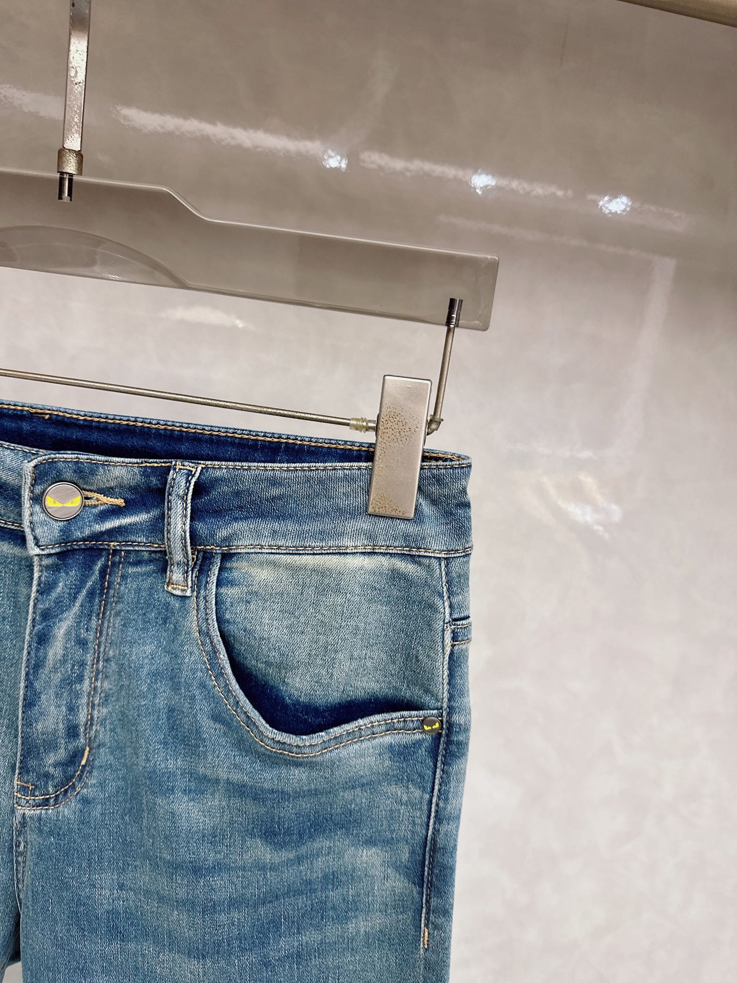 芬迪 2026春夏最新推出男士休闲牛仔裤新品！重工水洗牛仔裤！定制面料和一般牛仔布料比起来，更加柔软舒适