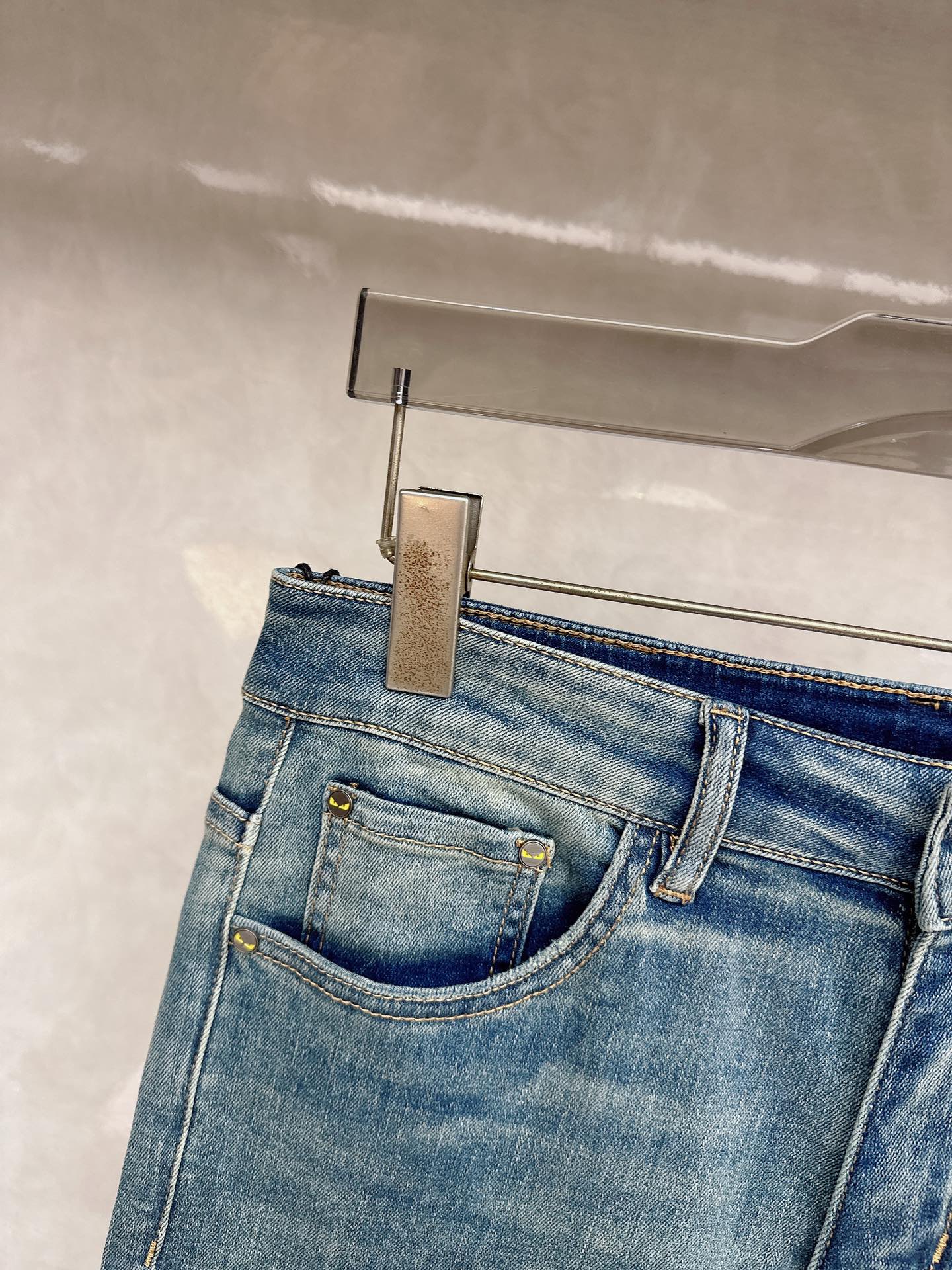 芬迪 2026春夏最新推出男士休闲牛仔裤新品！重工水洗牛仔裤！定制面料和一般牛仔布料比起来，更加柔软舒适