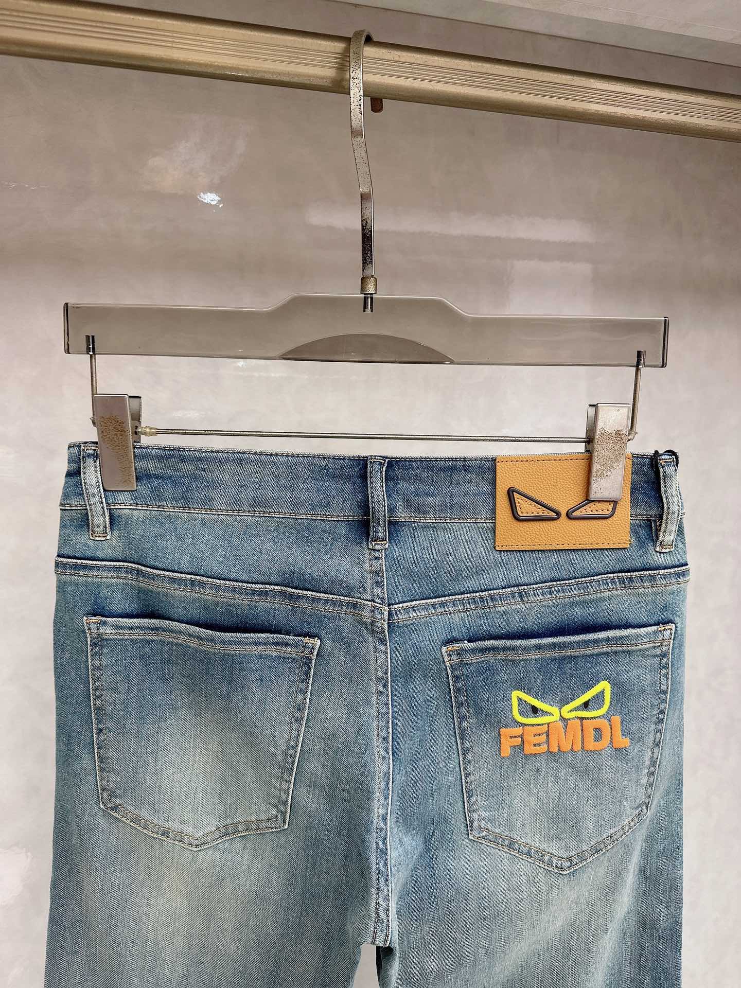 芬迪 2026春夏最新推出男士休闲牛仔裤新品！重工水洗牛仔裤！定制面料和一般牛仔布料比起来，更加柔软舒适