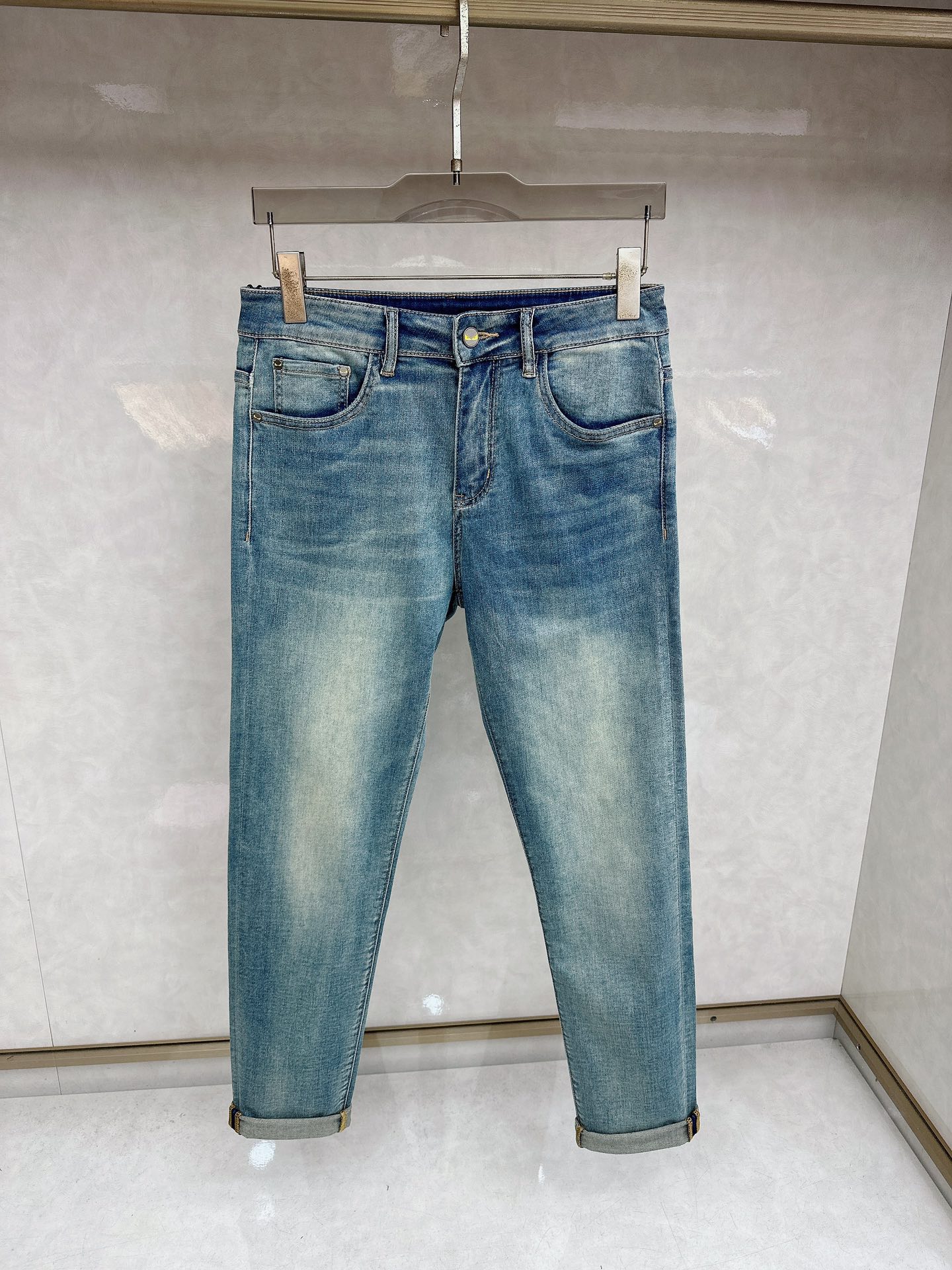 芬迪 2026春夏最新推出男士休闲牛仔裤新品！重工水洗牛仔裤！定制面料和一般牛仔布料比起来，更加柔软舒适