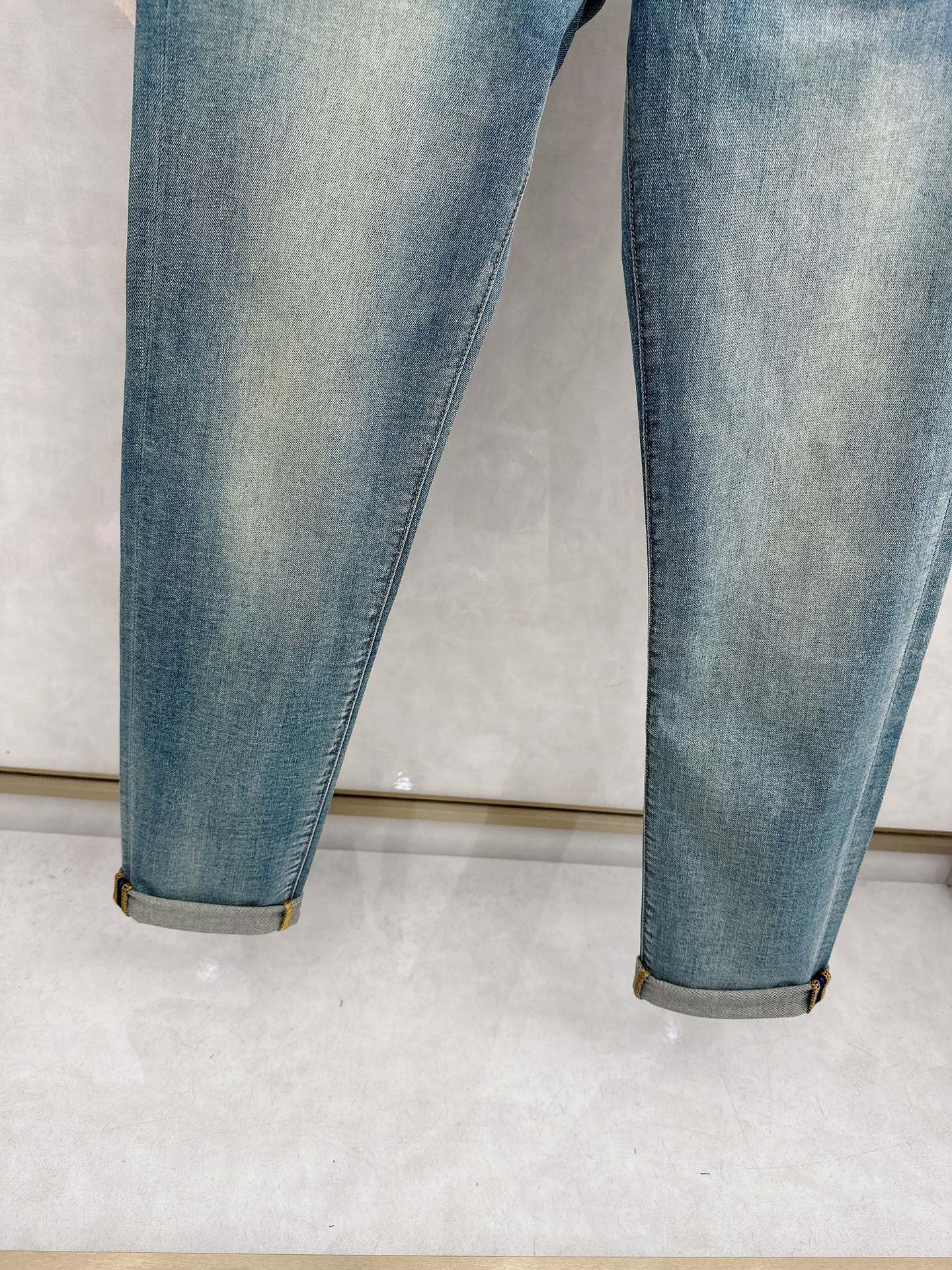 芬迪 2026春夏最新推出男士休闲牛仔裤新品！重工水洗牛仔裤！定制面料和一般牛仔布料比起来，更加柔软舒适