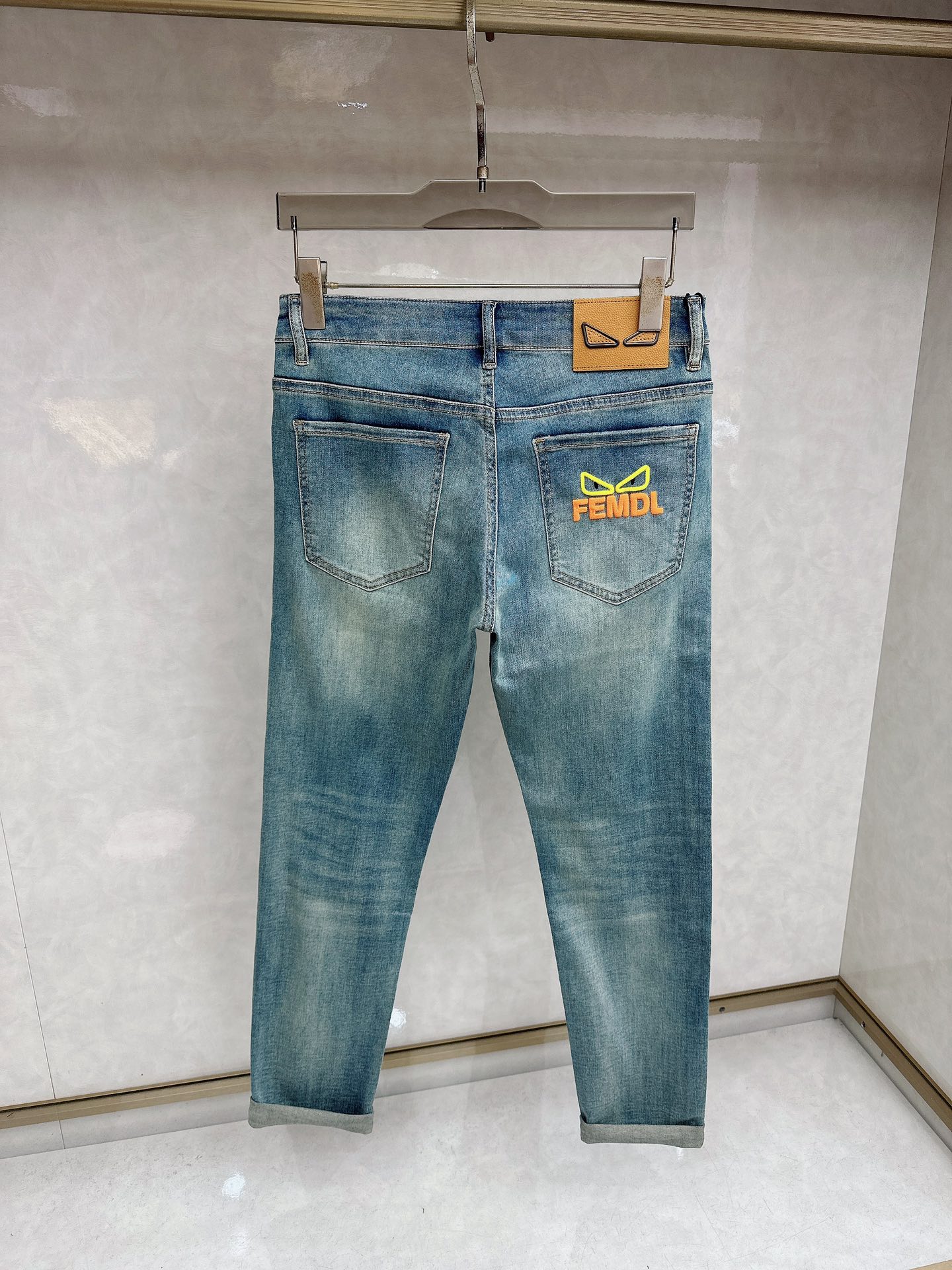 芬迪 2026春夏最新推出男士休闲牛仔裤新品！重工水洗牛仔裤！定制面料和一般牛仔布料比起来，更加柔软舒适