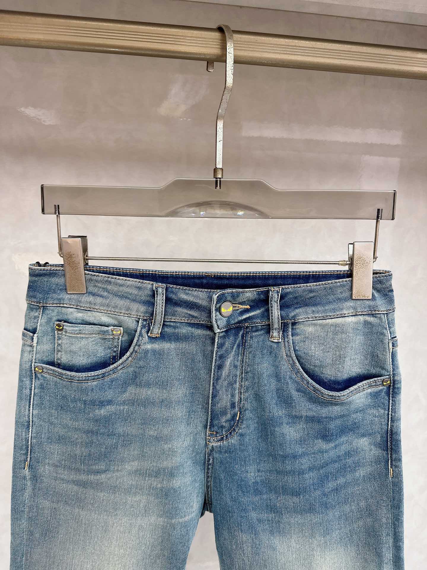 芬迪 2026春夏最新推出男士休闲牛仔裤新品！重工水洗牛仔裤！定制面料和一般牛仔布料比起来，更加柔软舒适