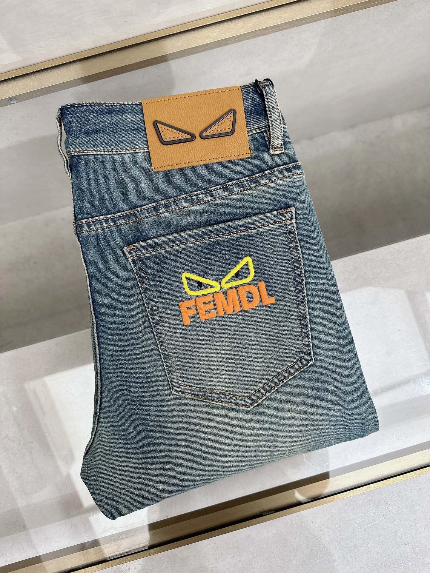 芬迪 2026春夏最新推出男士休闲牛仔裤新品！重工水洗牛仔裤！定制面料和一般牛仔布料比起来，更加柔软舒适