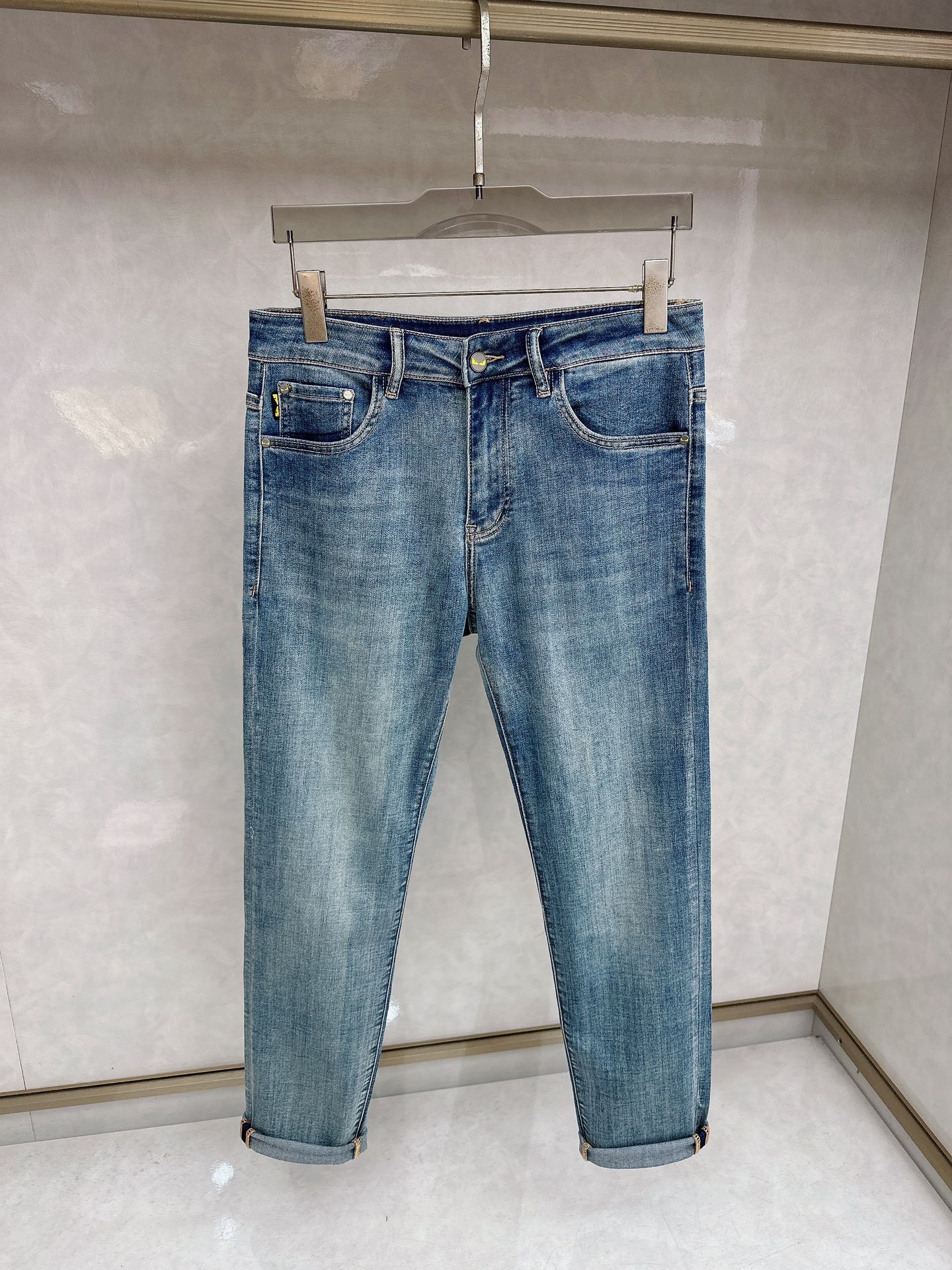 芬迪 2026春夏最新推出男士休闲牛仔裤新品！重工水洗牛仔裤！定制面料和一般牛仔布料比起来，更加柔软舒适