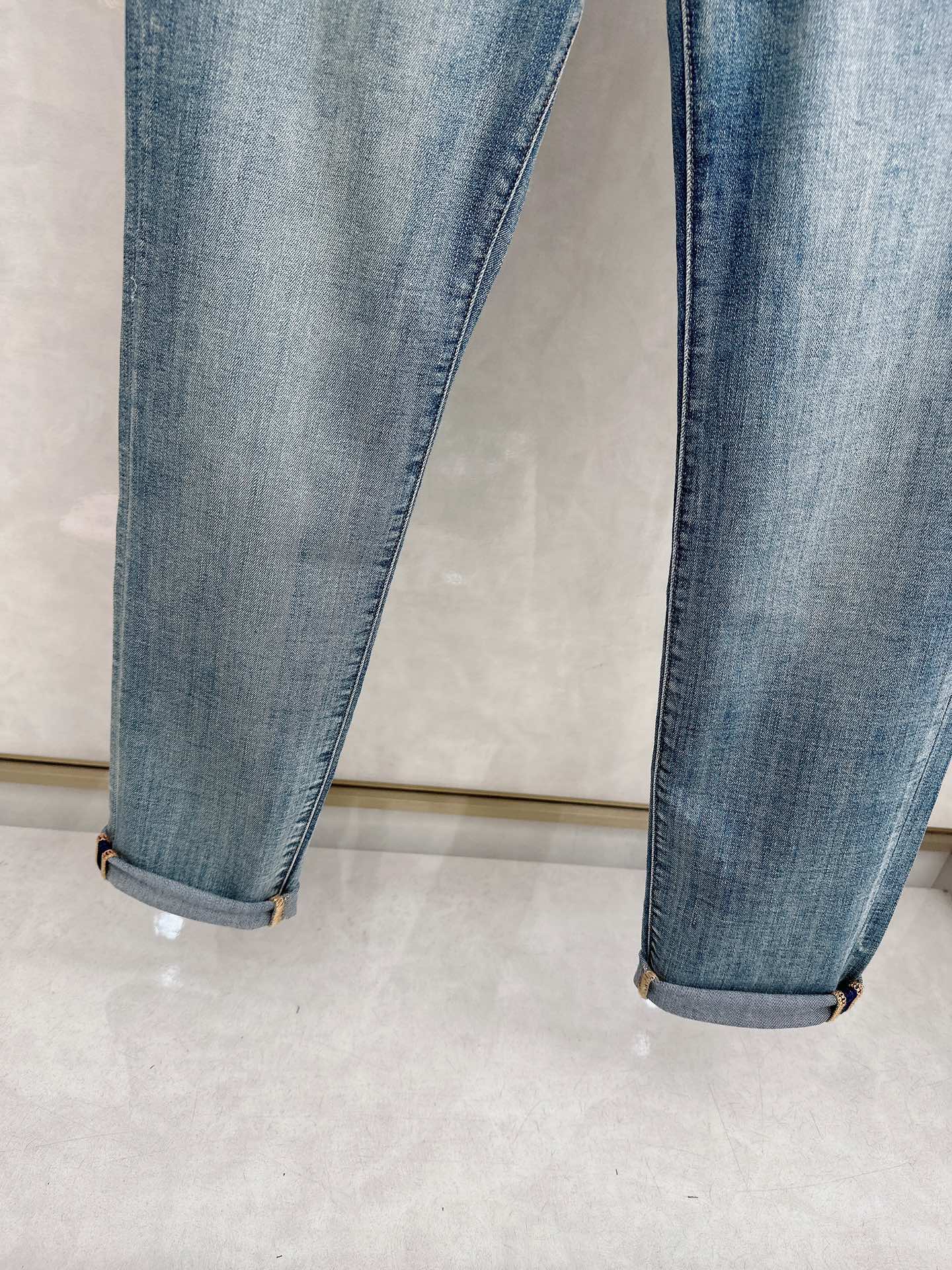 芬迪 2026春夏最新推出男士休闲牛仔裤新品！重工水洗牛仔裤！定制面料和一般牛仔布料比起来，更加柔软舒适