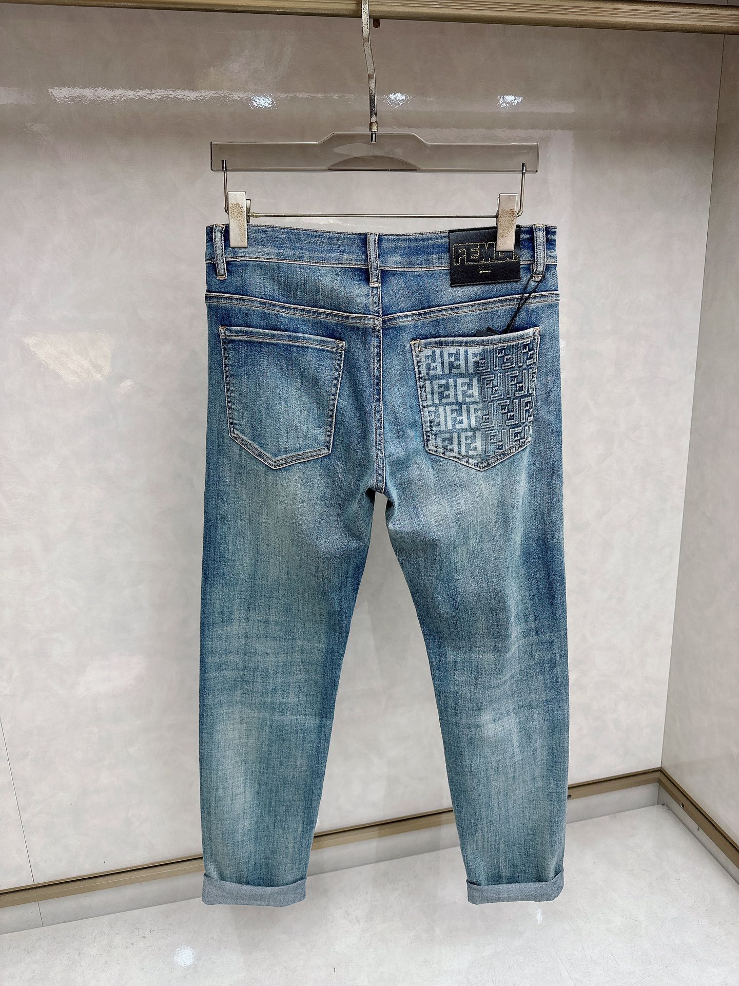 芬迪 2026春夏最新推出男士休闲牛仔裤新品！重工水洗牛仔裤！定制面料和一般牛仔布料比起来，更加柔软舒适