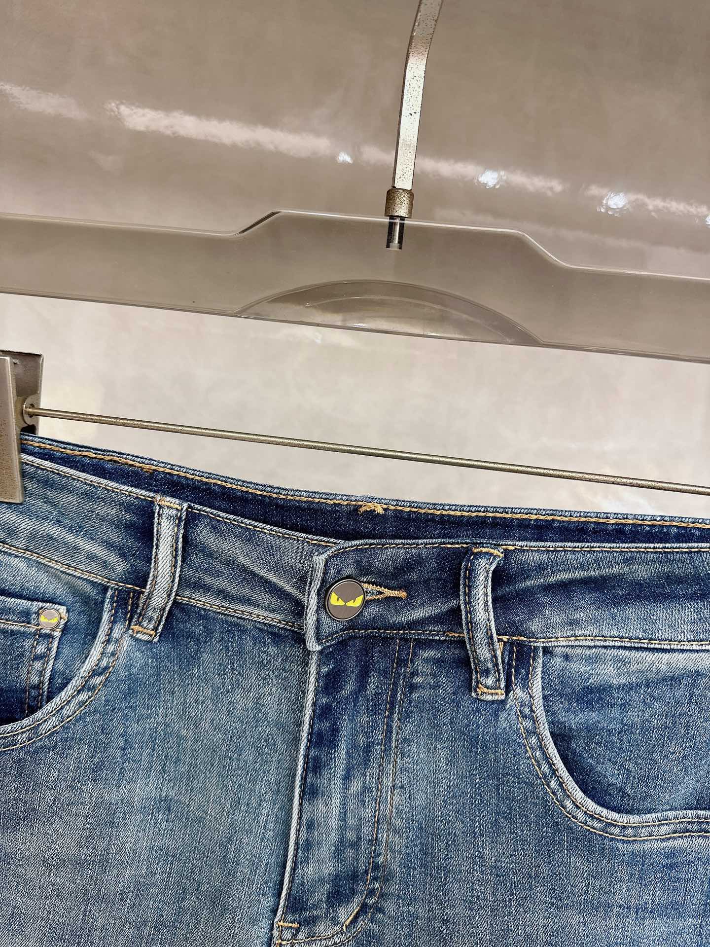 芬迪 2026春夏最新推出男士休闲牛仔裤新品！重工水洗牛仔裤！定制面料和一般牛仔布料比起来，更加柔软舒适